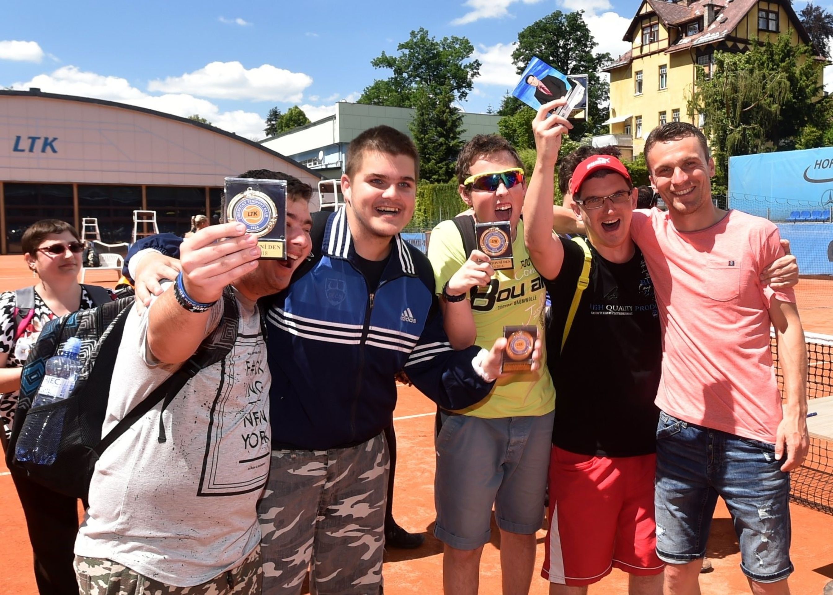 David Lafata, Klára Koukalová a Petr Suchoň zavítali za handicapovanými dětmi - 1 - Lafata, Koukalová a Suchoň zavítali za handicapovanými dětmi (8/10)