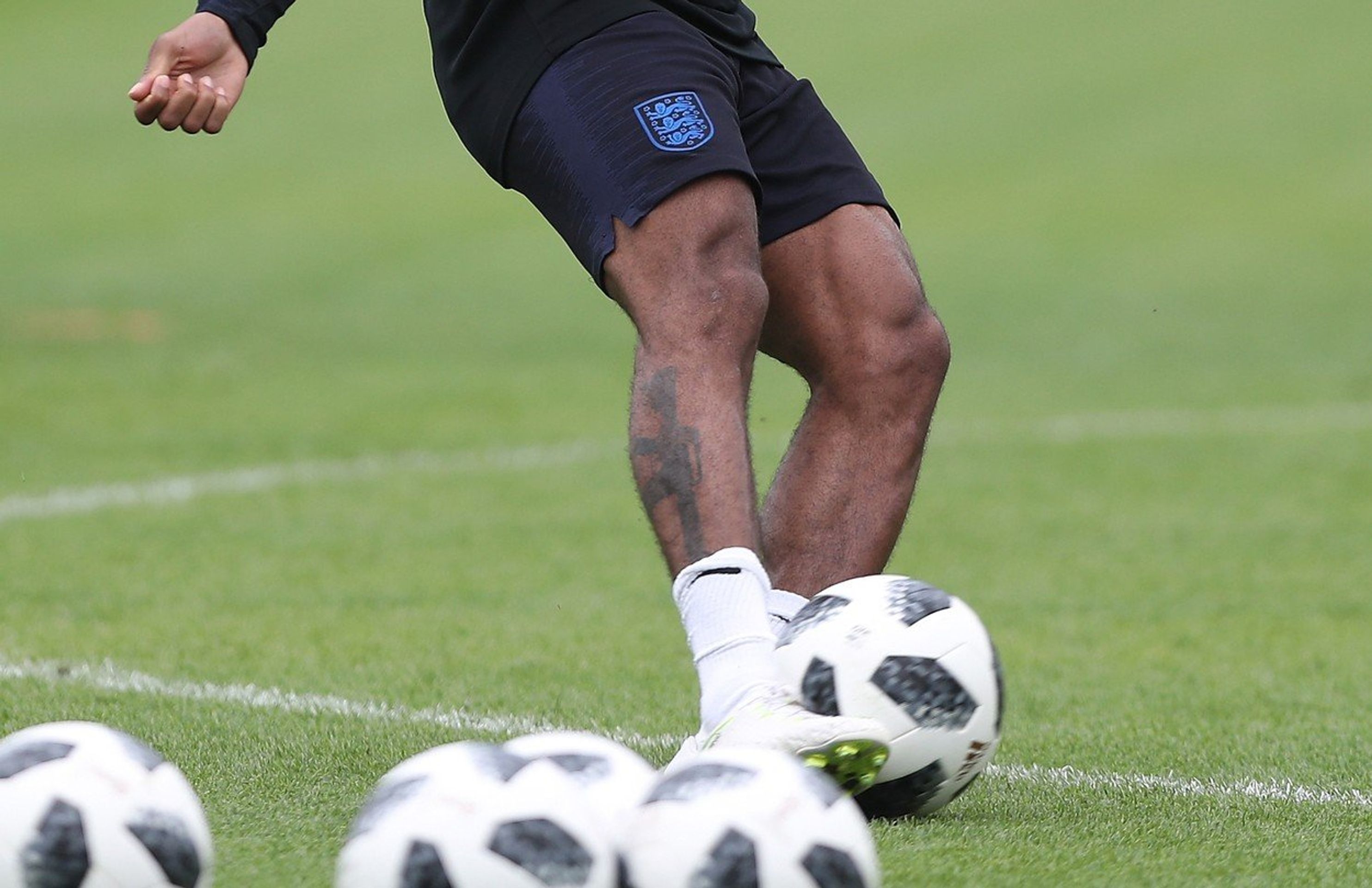 Raheem Sterling - GALERIE: Fotbalista anglické reprezentace šokoval tetováním (2/4)