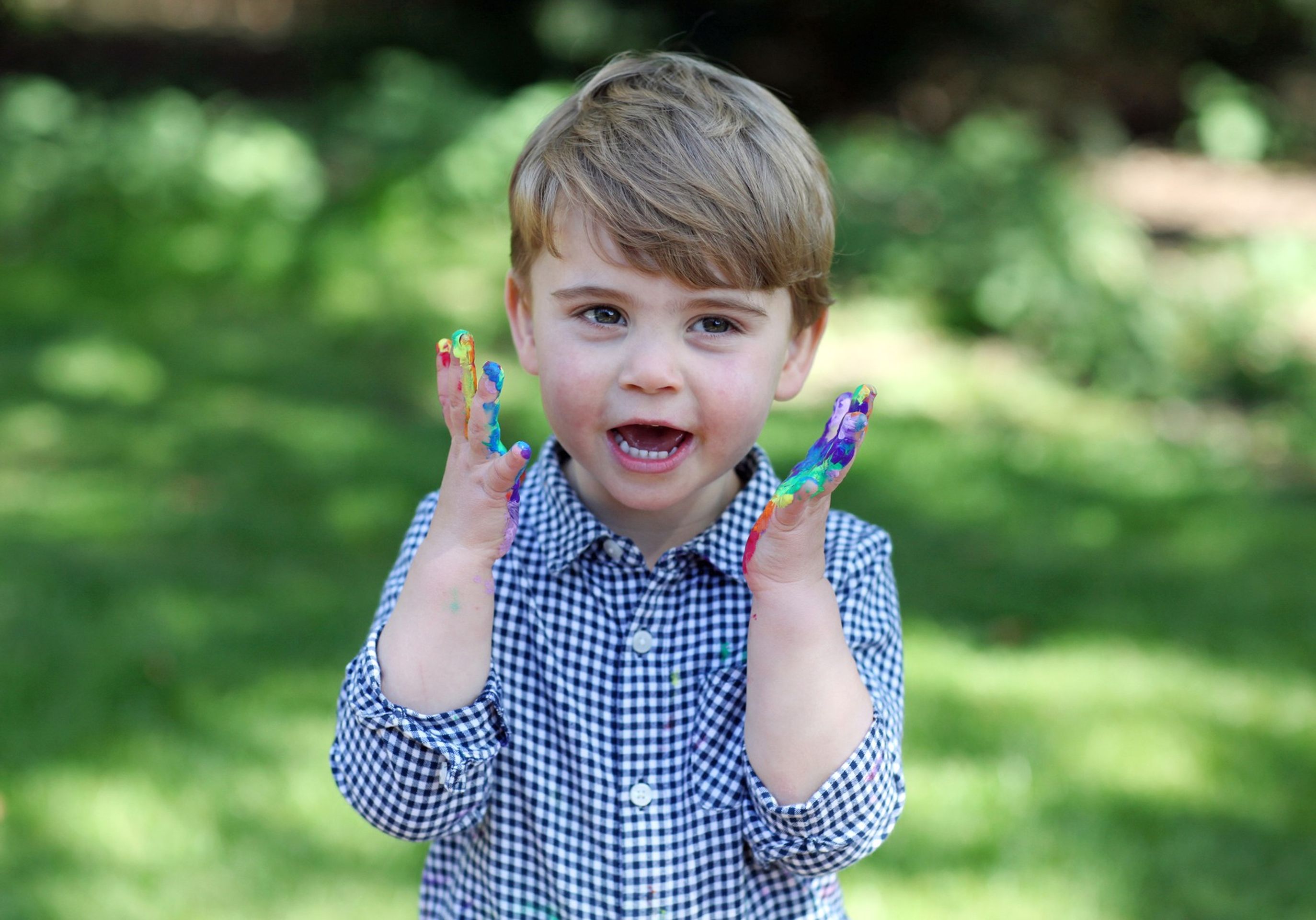 Oficiální fotografie ke druhým narozeninám prince Louise (2) - Oficiální narozeninové fotografie královské rodiny (7/24)