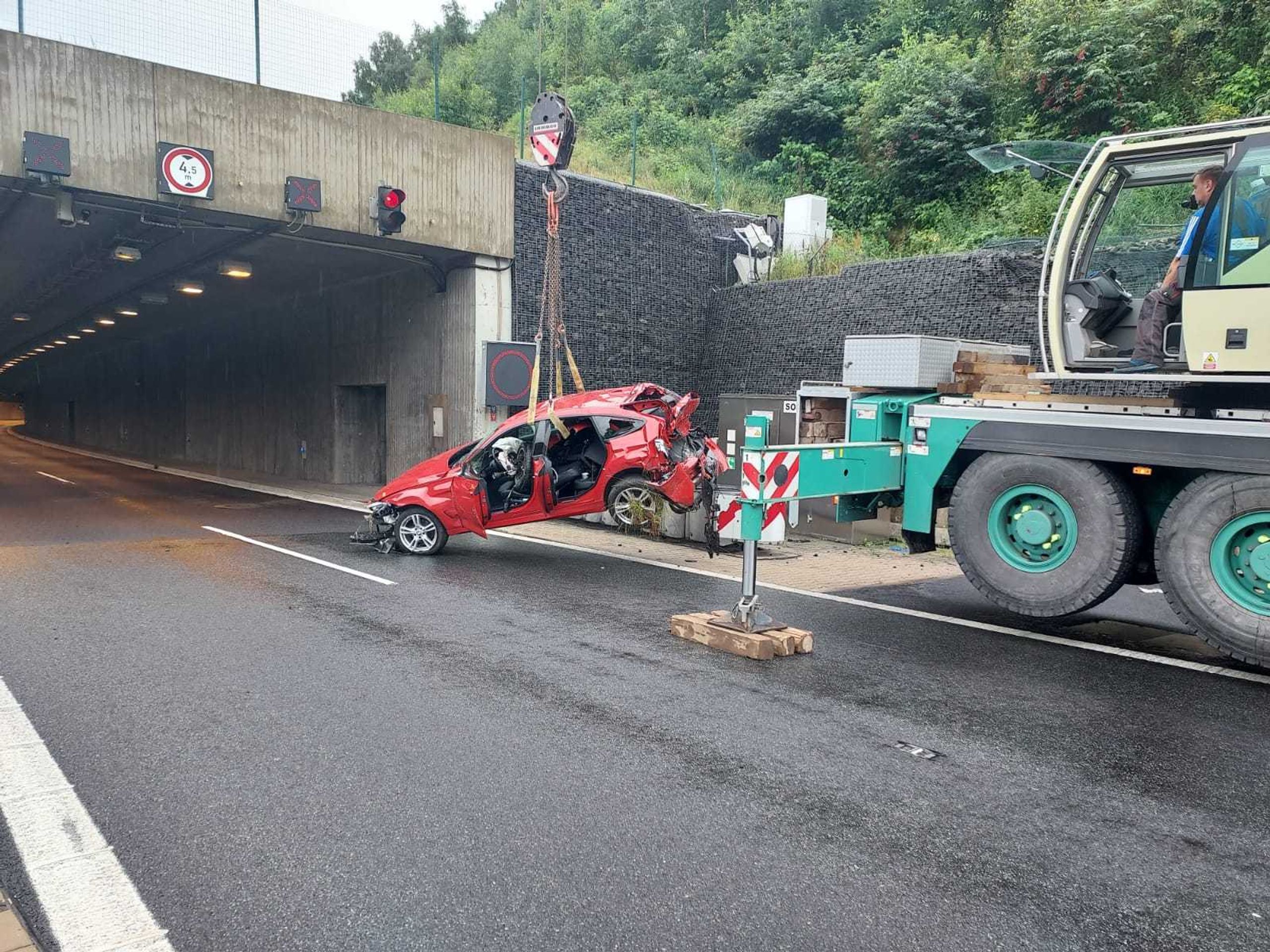 Odstraňování auta z tunelu na D8 - 2 - GALERIE: Nedělní dopravní nehody (4/5)