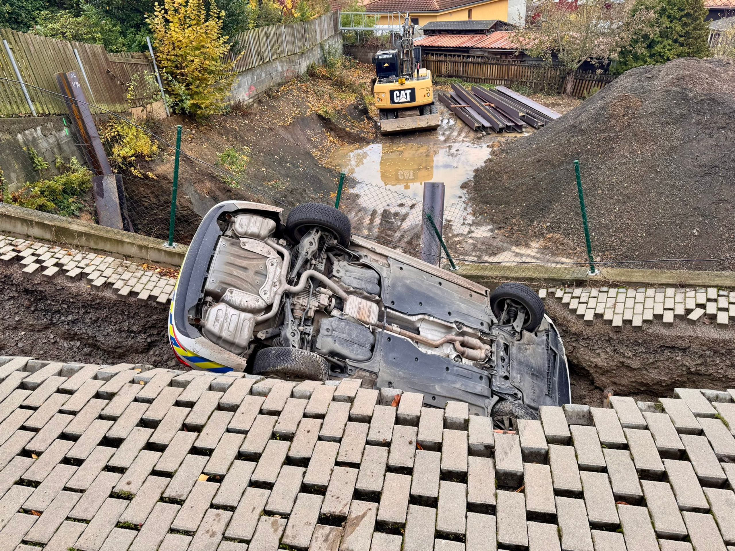 Sesuv svahu a vozovky - Sesuv svahu a vozovky (3/10)