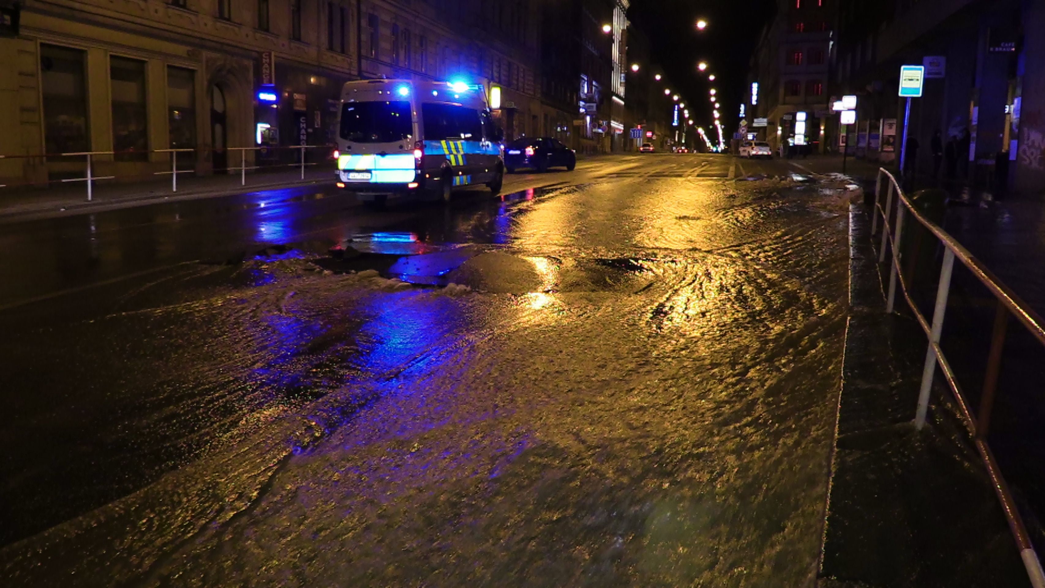 Prasklé vodovodní potrubí v centru Prahy - 8 - GALERIE: Prasklé vodovodní potrubí v centru Prahy (9/9)