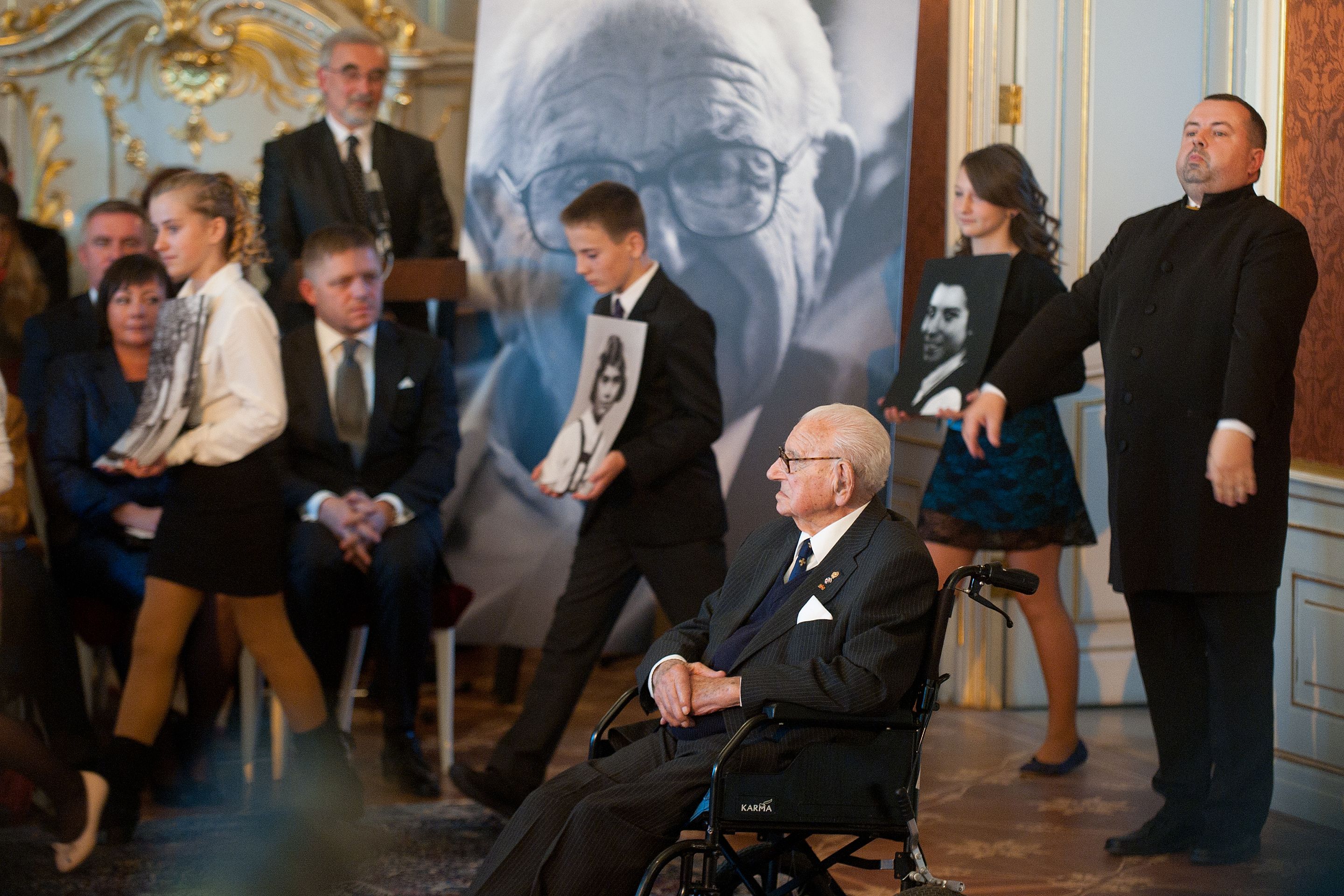Prezident Zeman vyznamenal Sira Nicholase Wintona - GALERIE: Prezident Zeman vyznamenal Sira Nicholase Wintona (1/7)