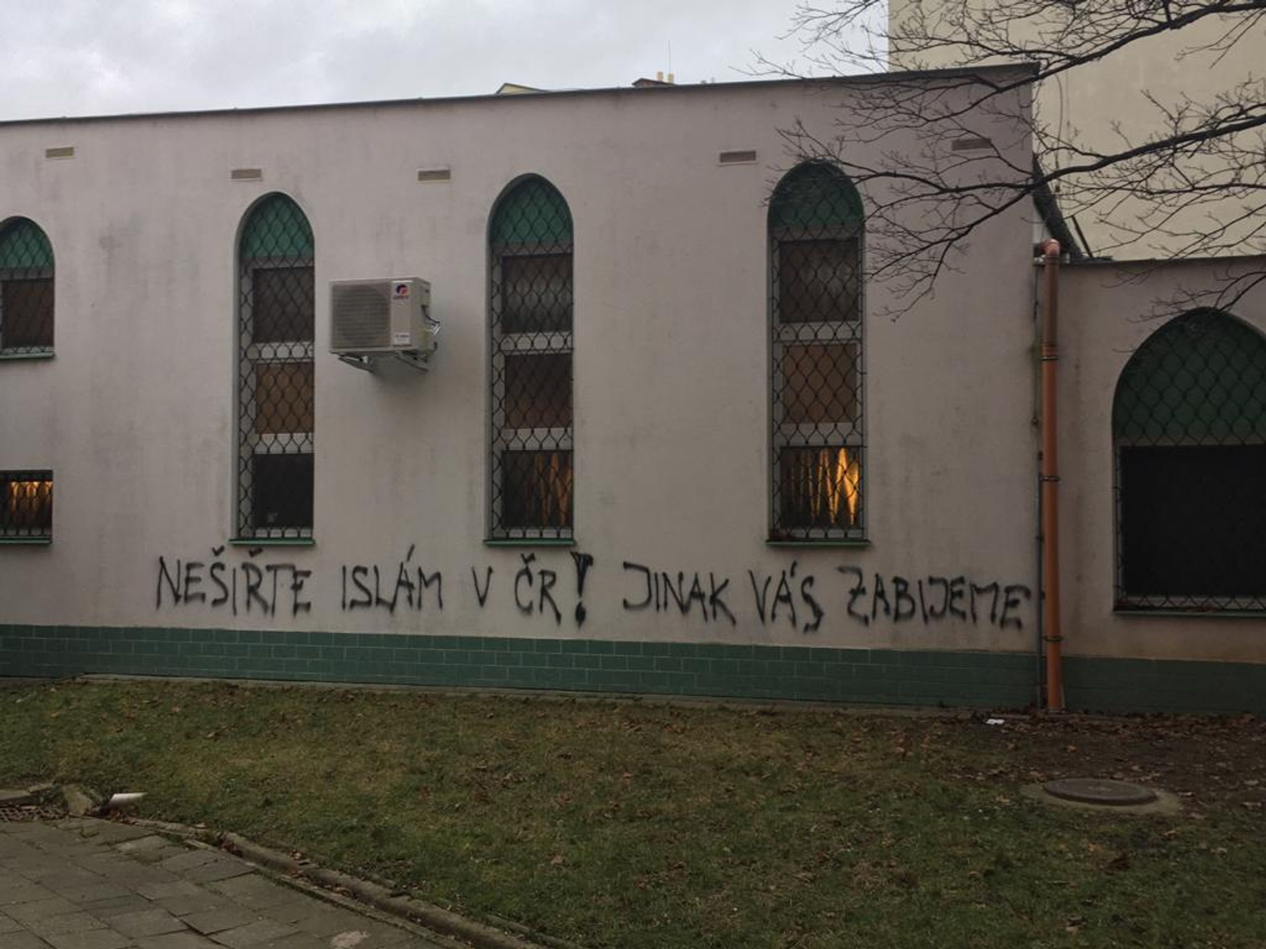 Vandalové poškodili mešitu v Brně výhrůžnými nápisy - 6 - GALERIE: Poničená mešita v Brně (3/8)