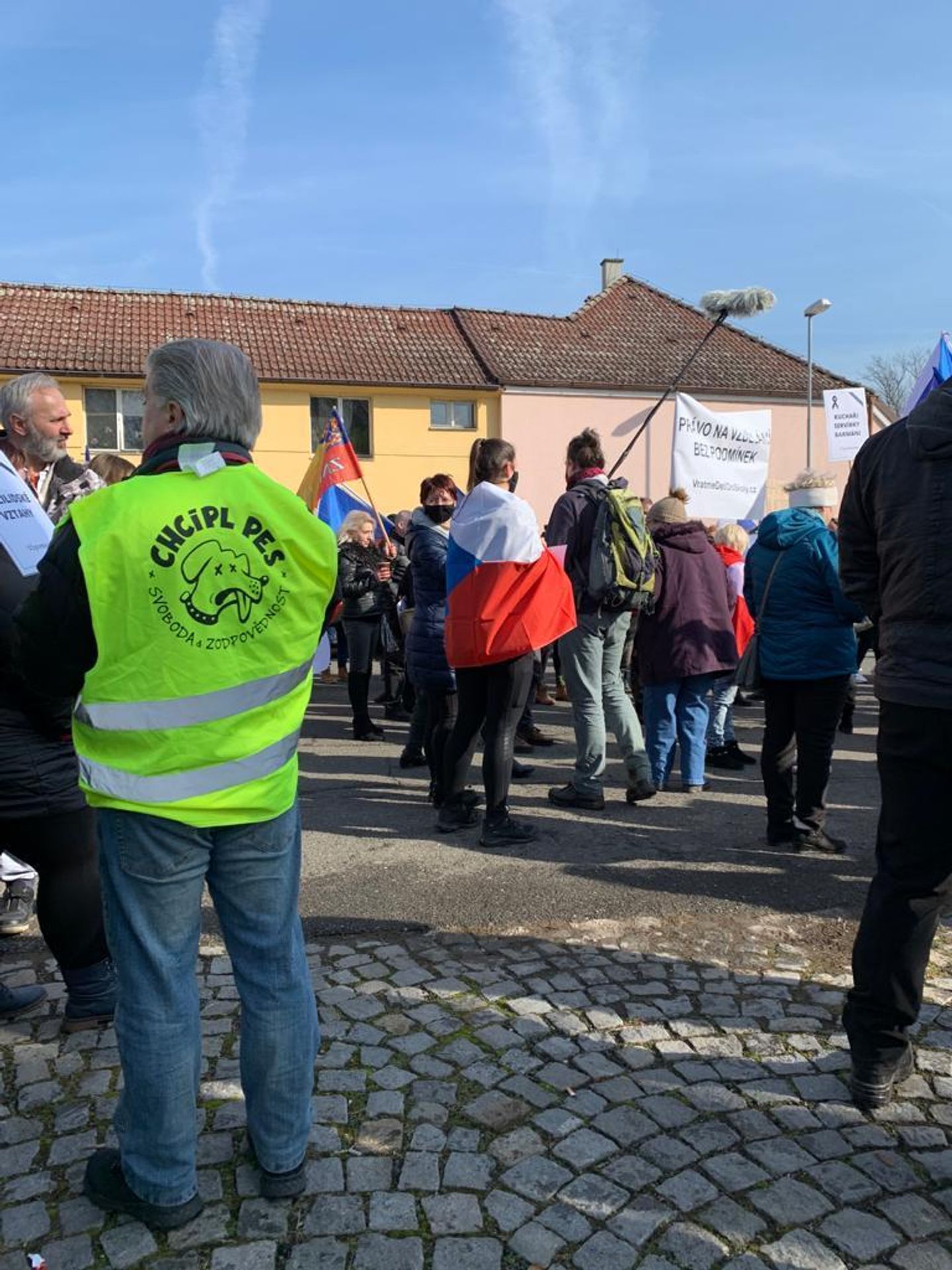 K domu ministra Jana Hamáčka se vydali demonstranti - 4 - GALERIE: K domu ministra Hamáčka se vydali demonstranti (1/4)