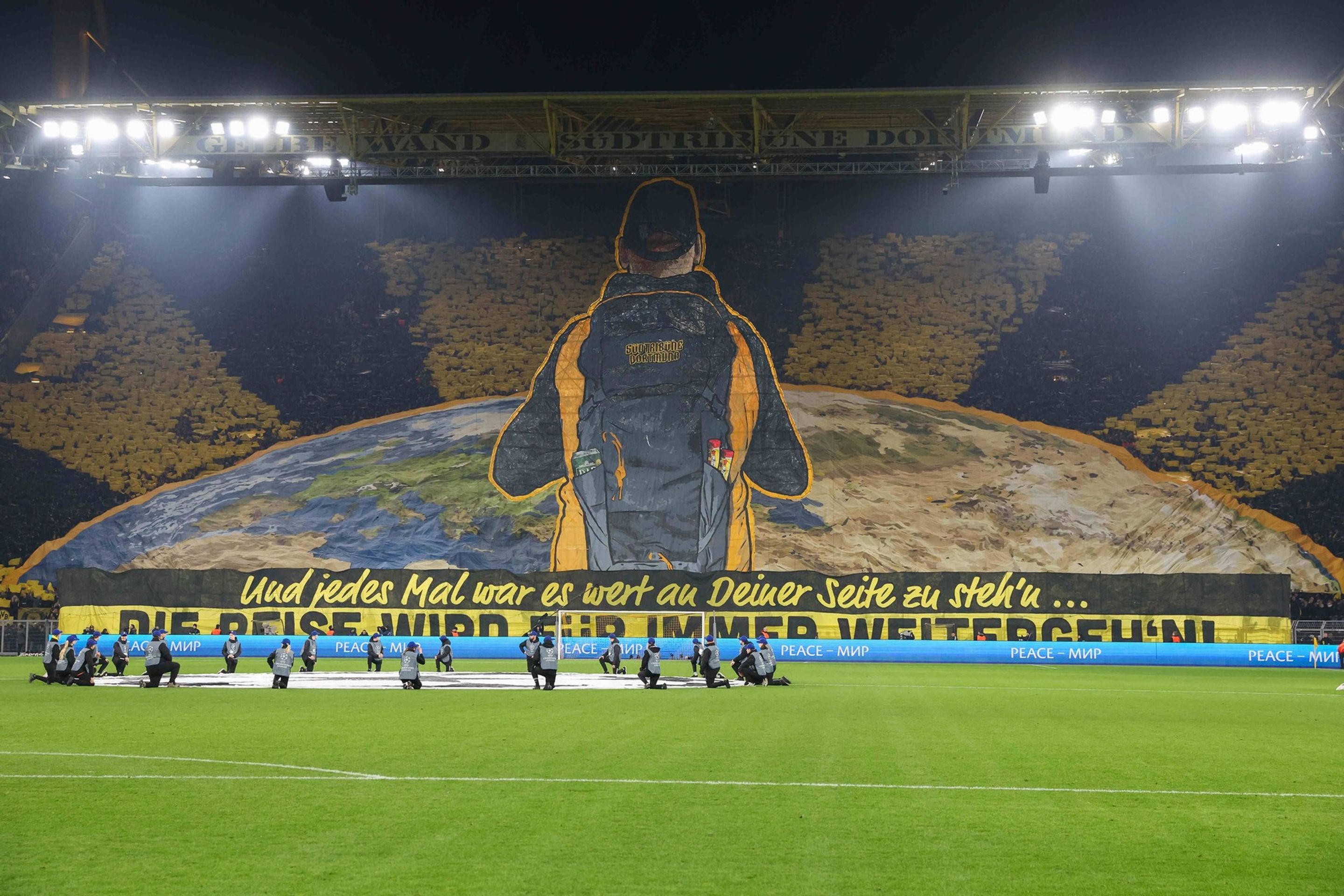 Choreo fanoušků Borussie Dortmund na slavném Signal Iduna Parku - Nejkrásnější chorea fanoušků Borussie Dortmund (1/7)