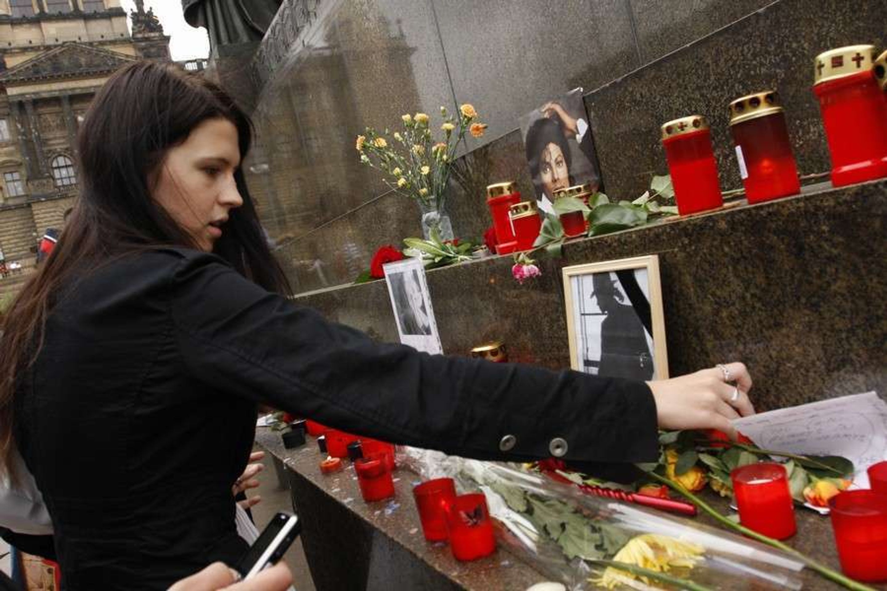 Jacksonovi fanoušci na Václavském náměstí - Fotogalerie: Jacksonovi fanoušci na Václavském náměstí (6/6)