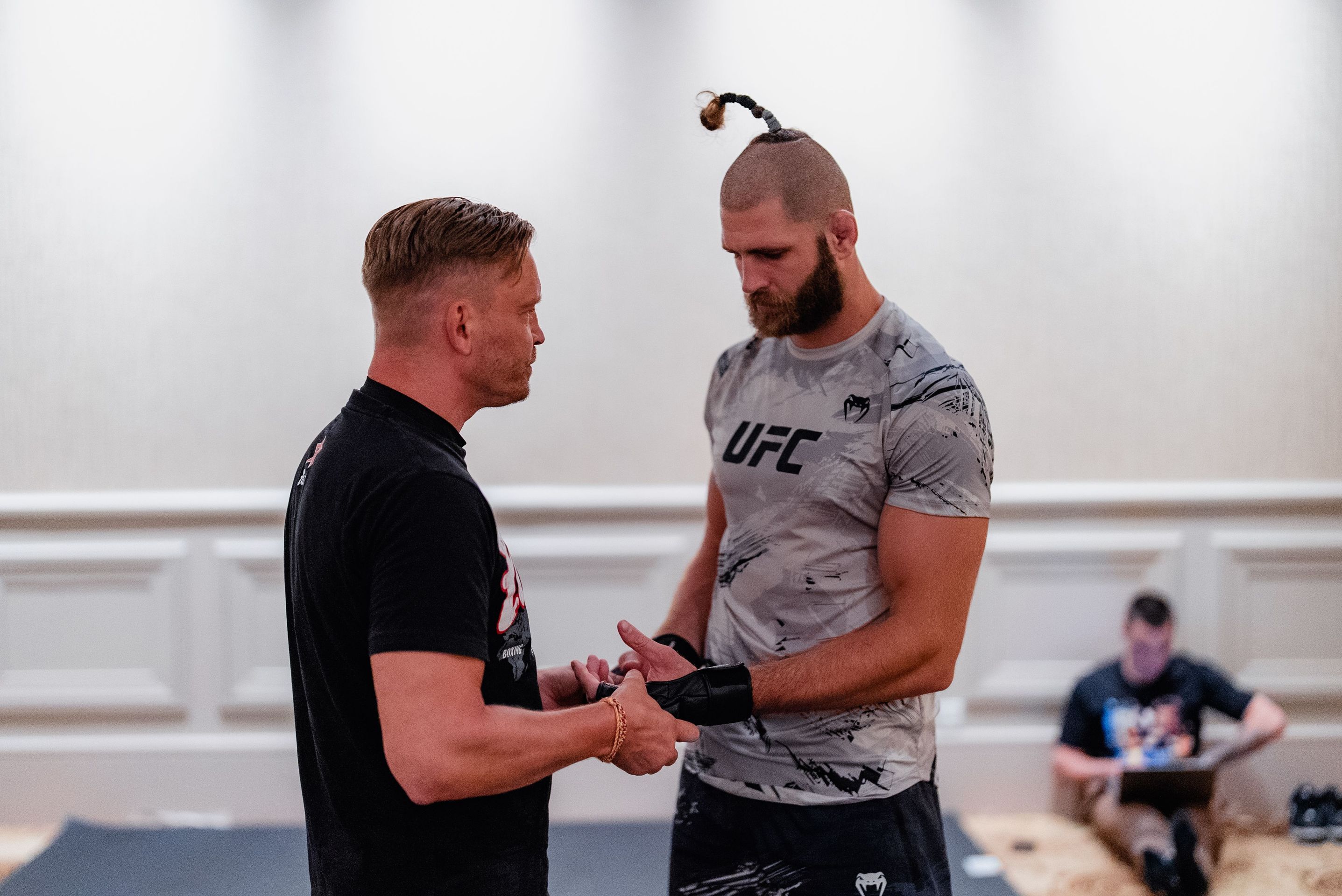 Martin Karaivanov (vlevo) a Jiří Procházka (vpravo) - Týden Jiřího Procházky před titulovým zápasem na UFC 275 (1/16)