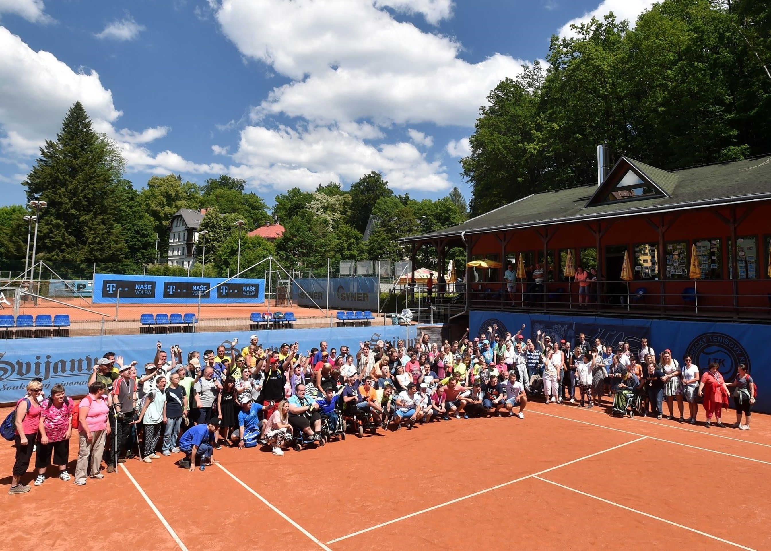 David Lafata, Klára Koukalová a Petr Suchoň zavítali za handicapovanými dětmi - 10 - Lafata, Koukalová a Suchoň zavítali za handicapovanými dětmi (10/10)
