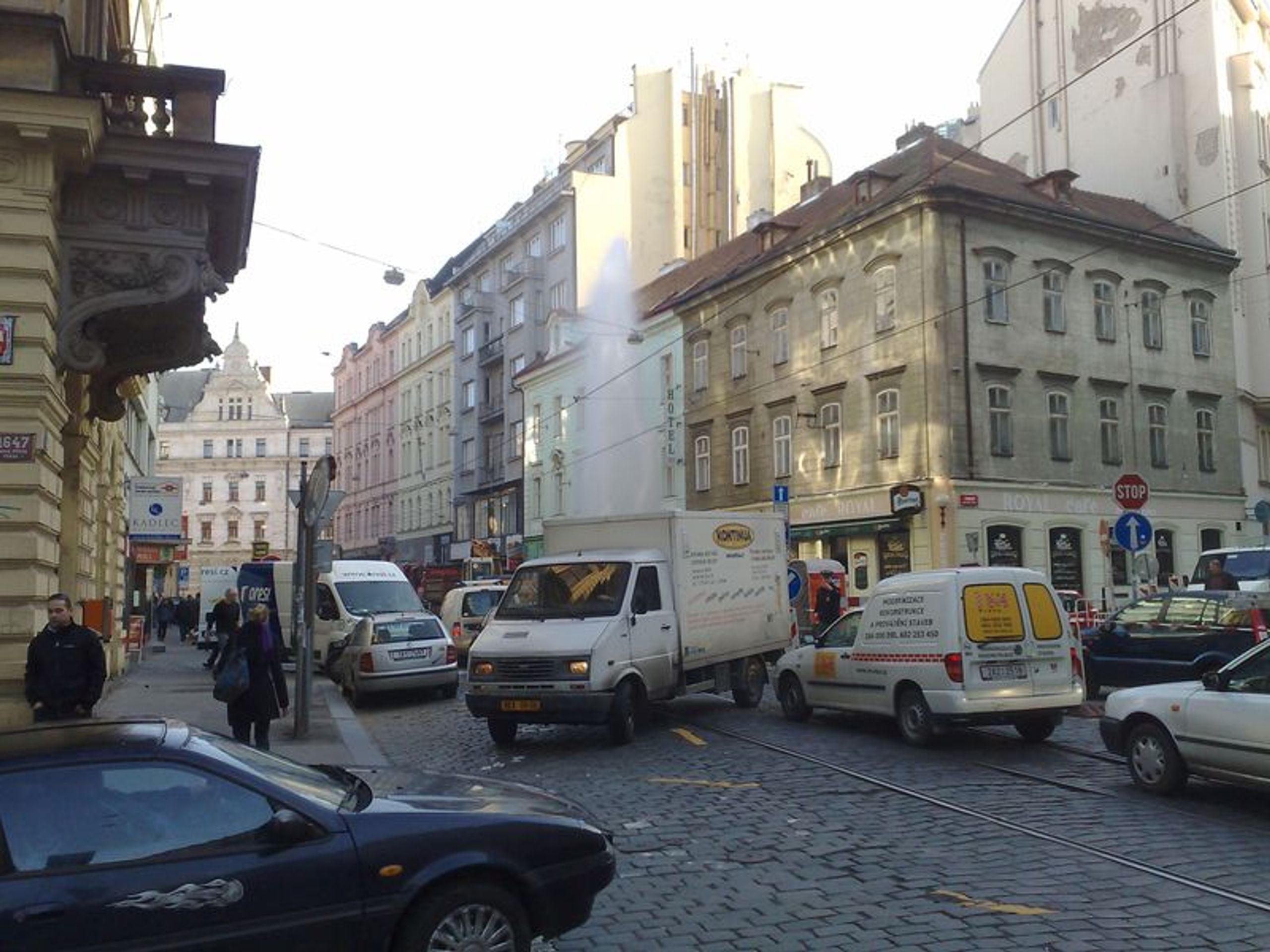 Překopnutý hydrant v Myslíkově ulici-2 - GALERIE: Překopnutý vodovod (1/10)