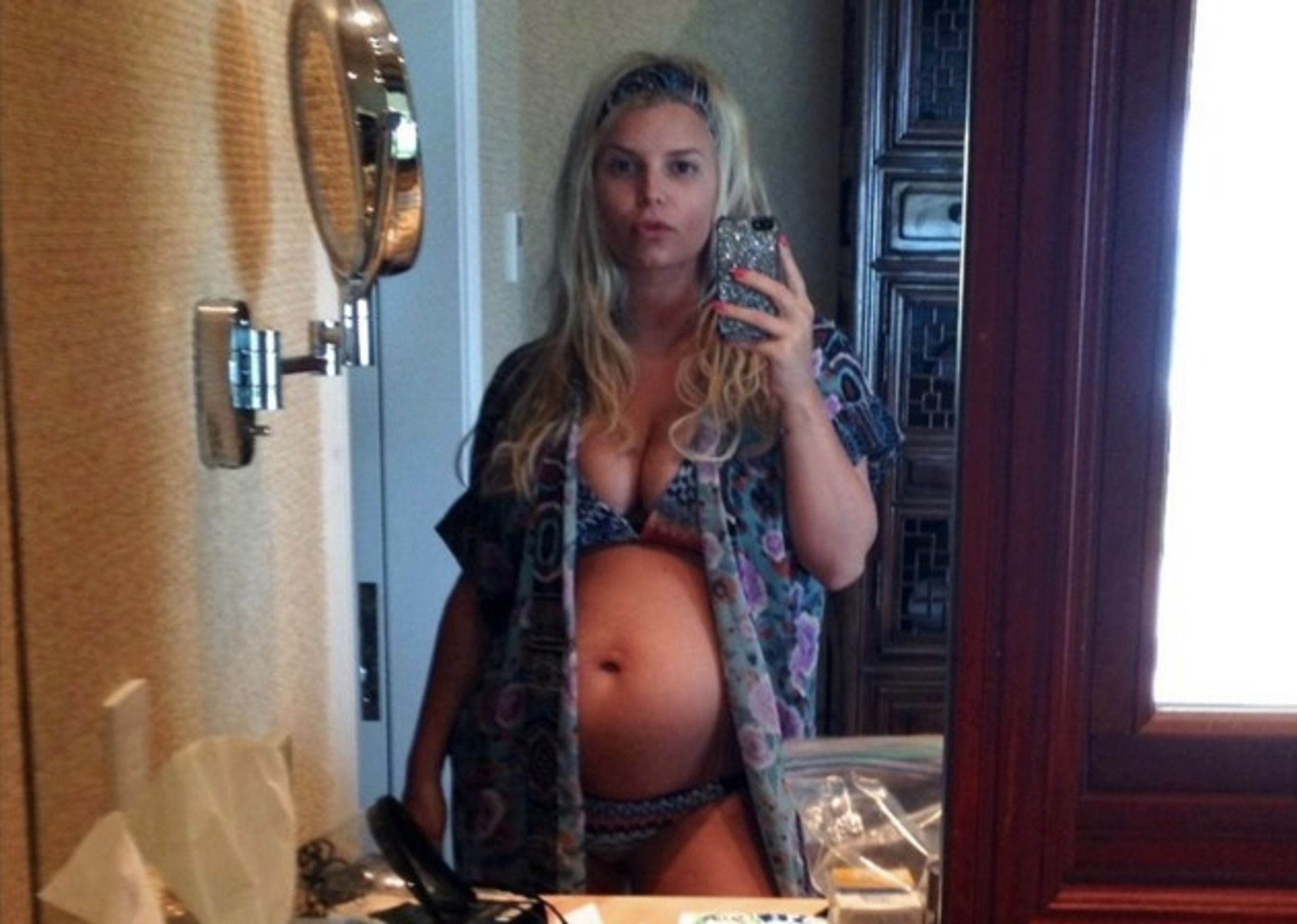 Jessica Simpson - GALERIE: Selfie známých osobností (12/13)