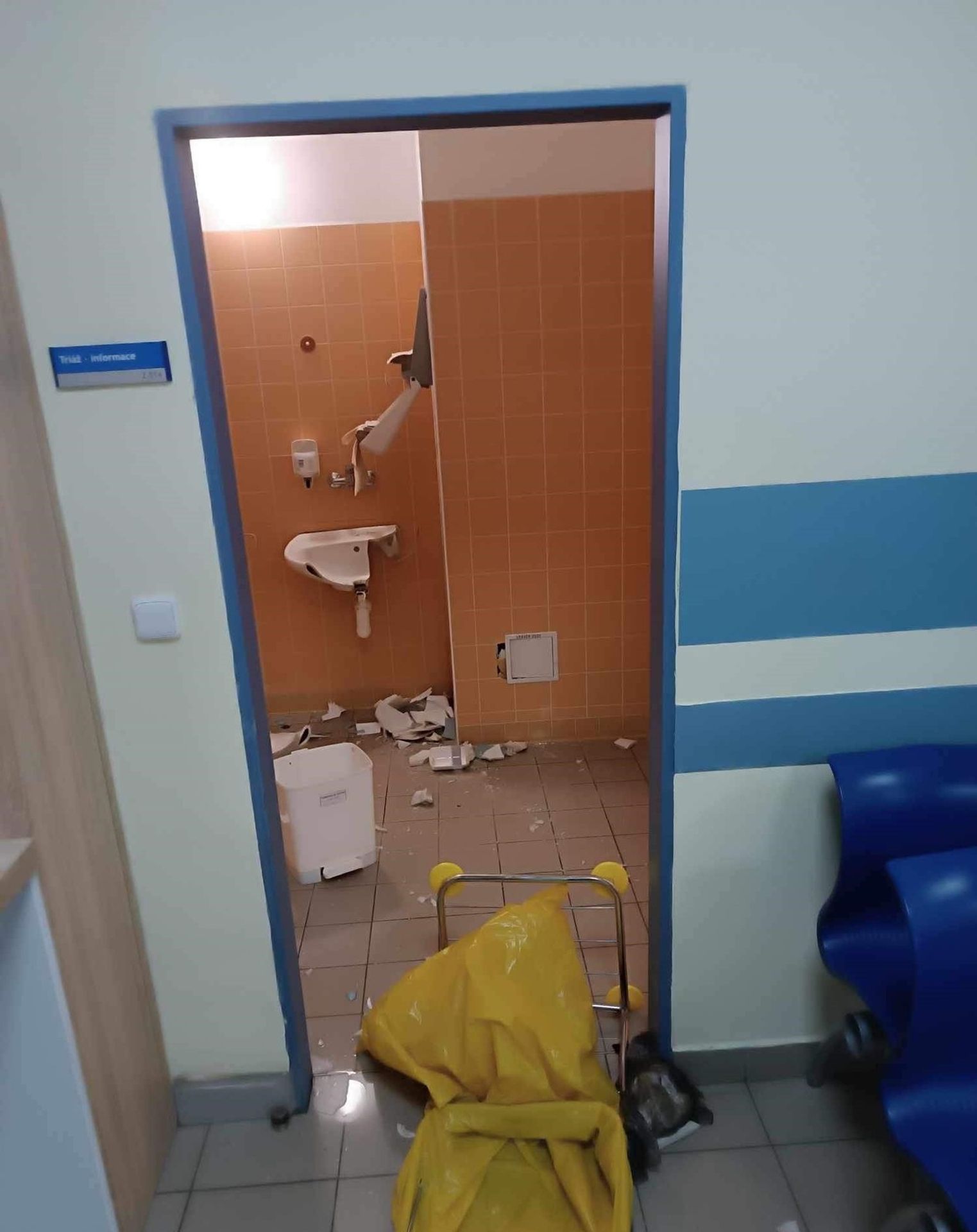 Pacient poškodil vybavení pánských toalet (5) - Pacient poškodil vybavení pánských toalet (5/6)