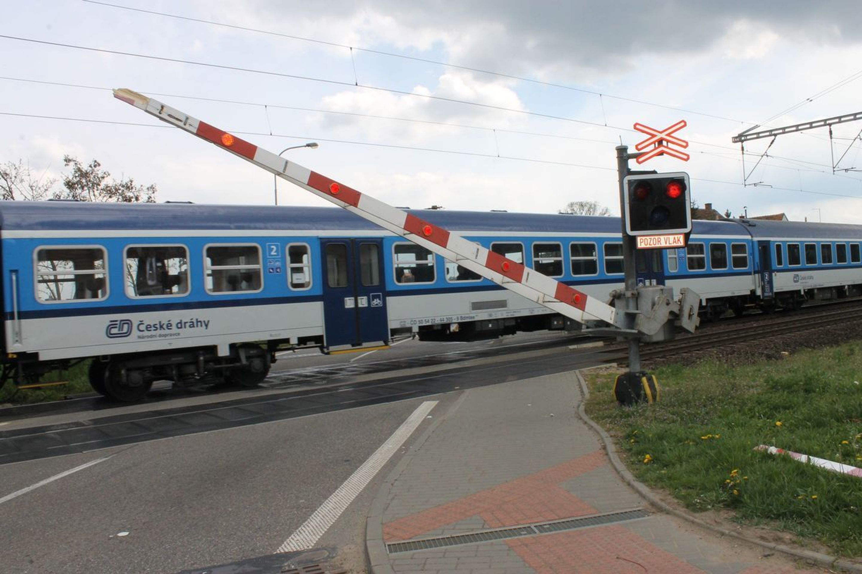 Kamioňák vjel na přejezd na červenou - 2 - GALERIE: Kamioňák vjel na přejezd na červenou (2/4)