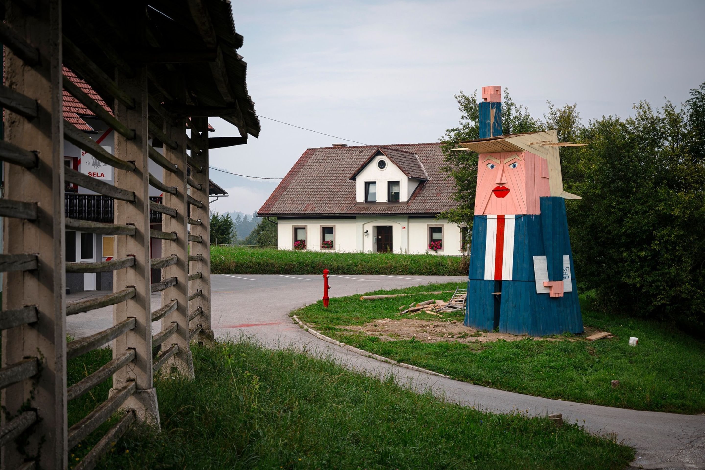 Socha Donalda Trumpa ve Slovinsku - 1 - GALERIE: Sochy Trumpových ve Slovinsku (1/6)