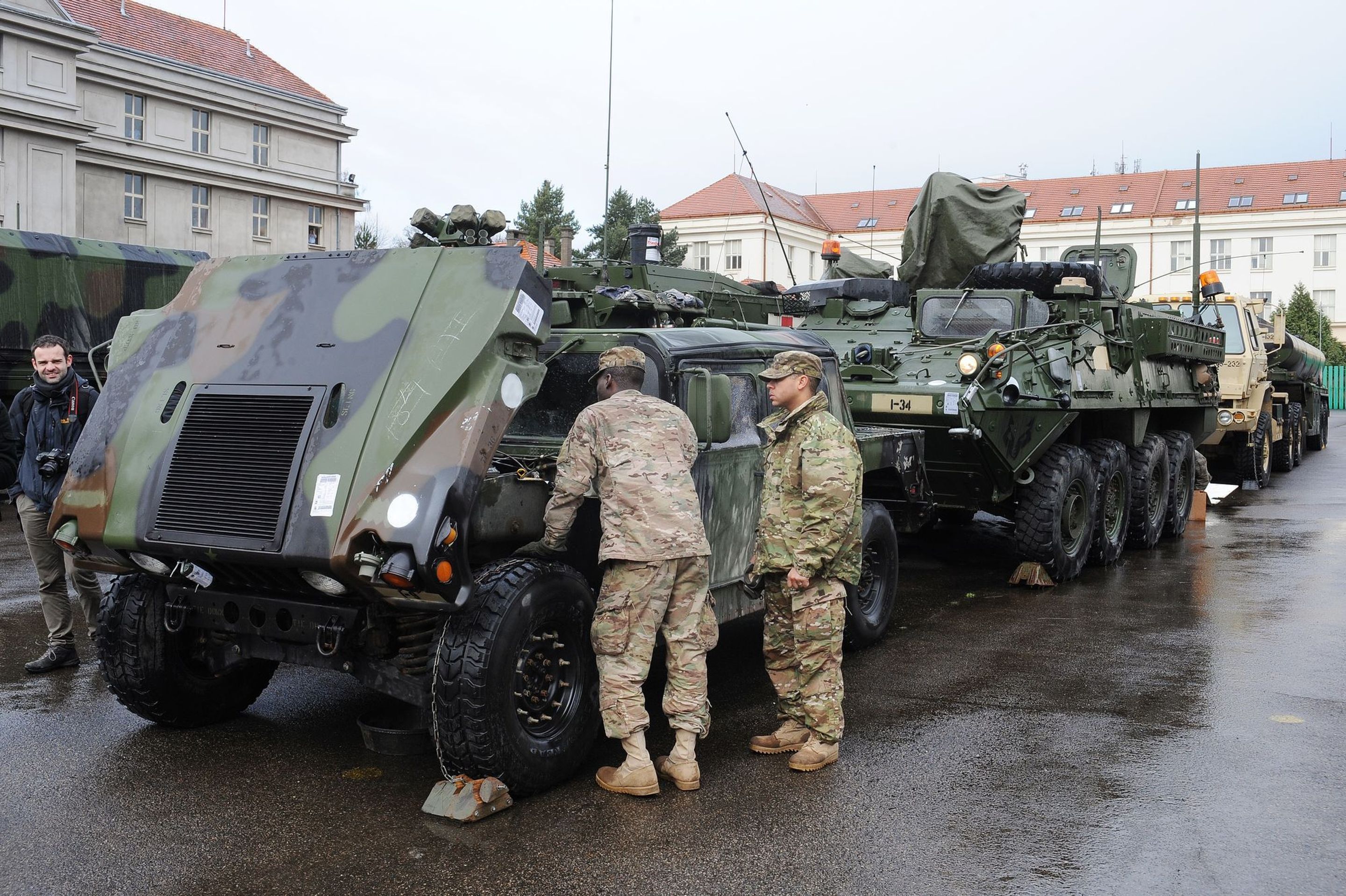Prohlídka vojenské techniky v pražské Ruzyni - 5 - GALERIE: Prohlídka americké vojenské techniky v pražské Ruzyni (2/16)