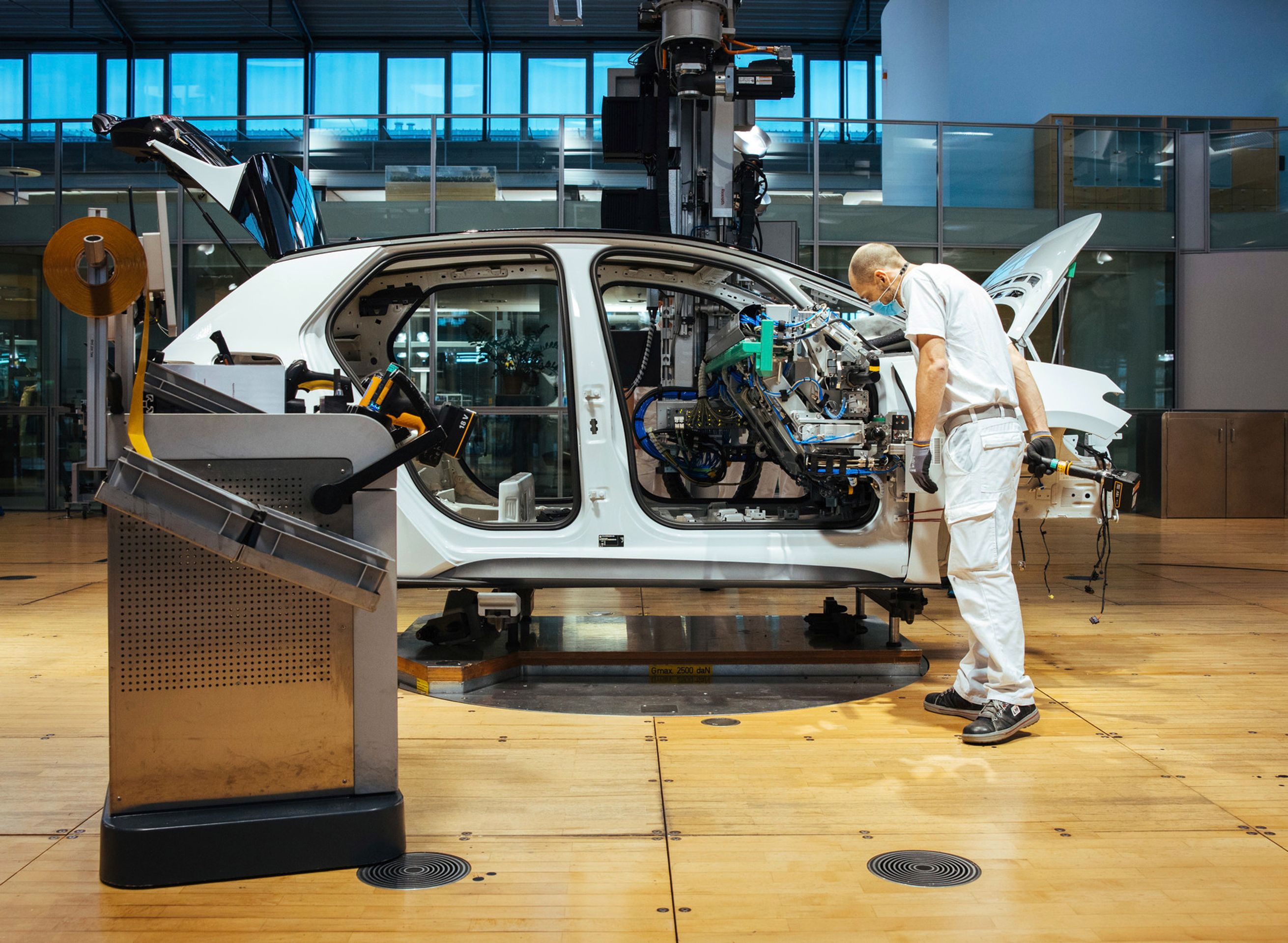 Skleněná manufaktura Volkswagenu v Drážďanech - 4 - Fotogalerie: Unikátní skleněná manufaktura na volkswageny (5/7)