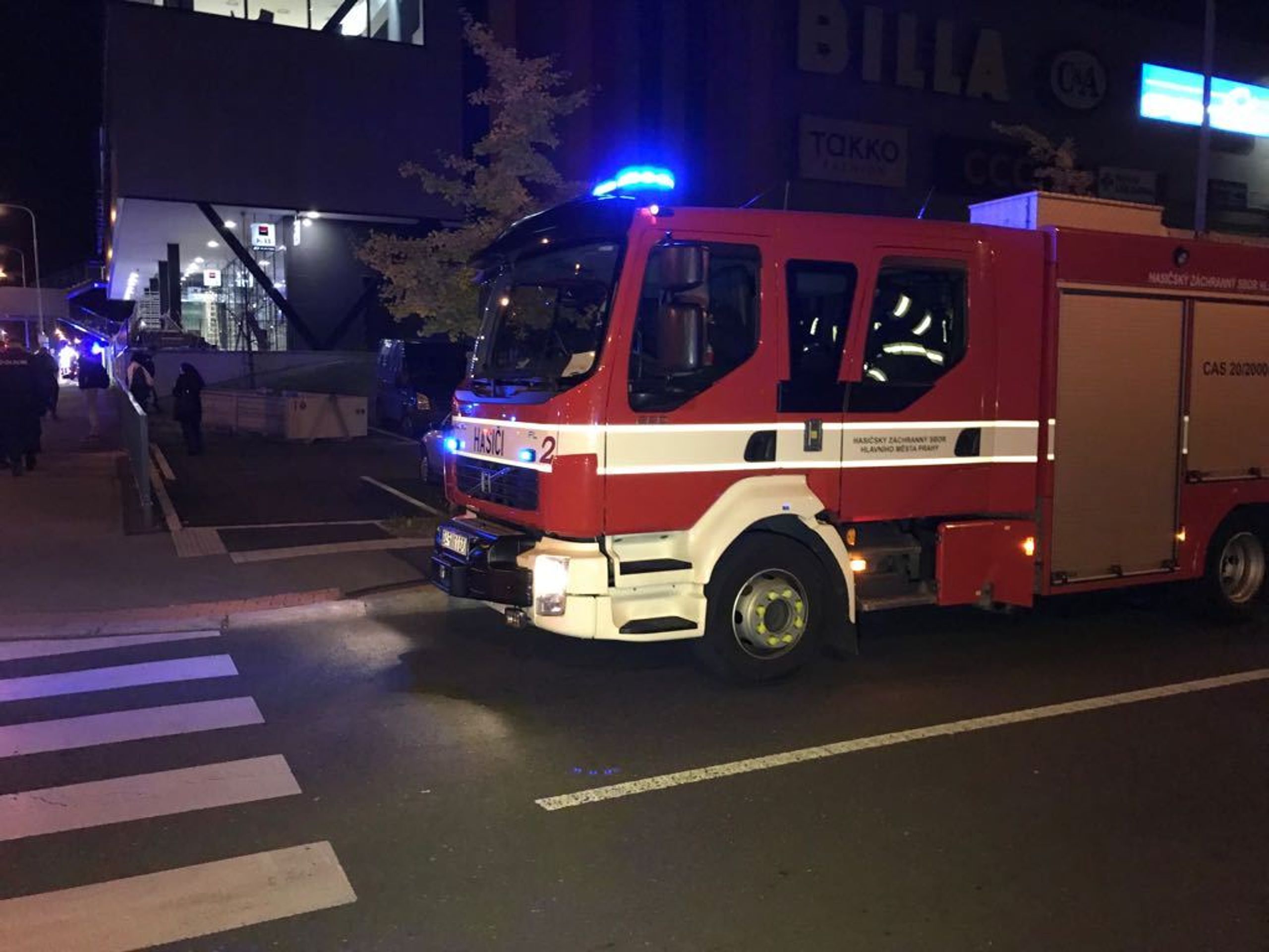 Pražskému nákupnímu centru Krakov hořela střech - 3 - GALERIE: OC Krakov hořela střecha (3/5)