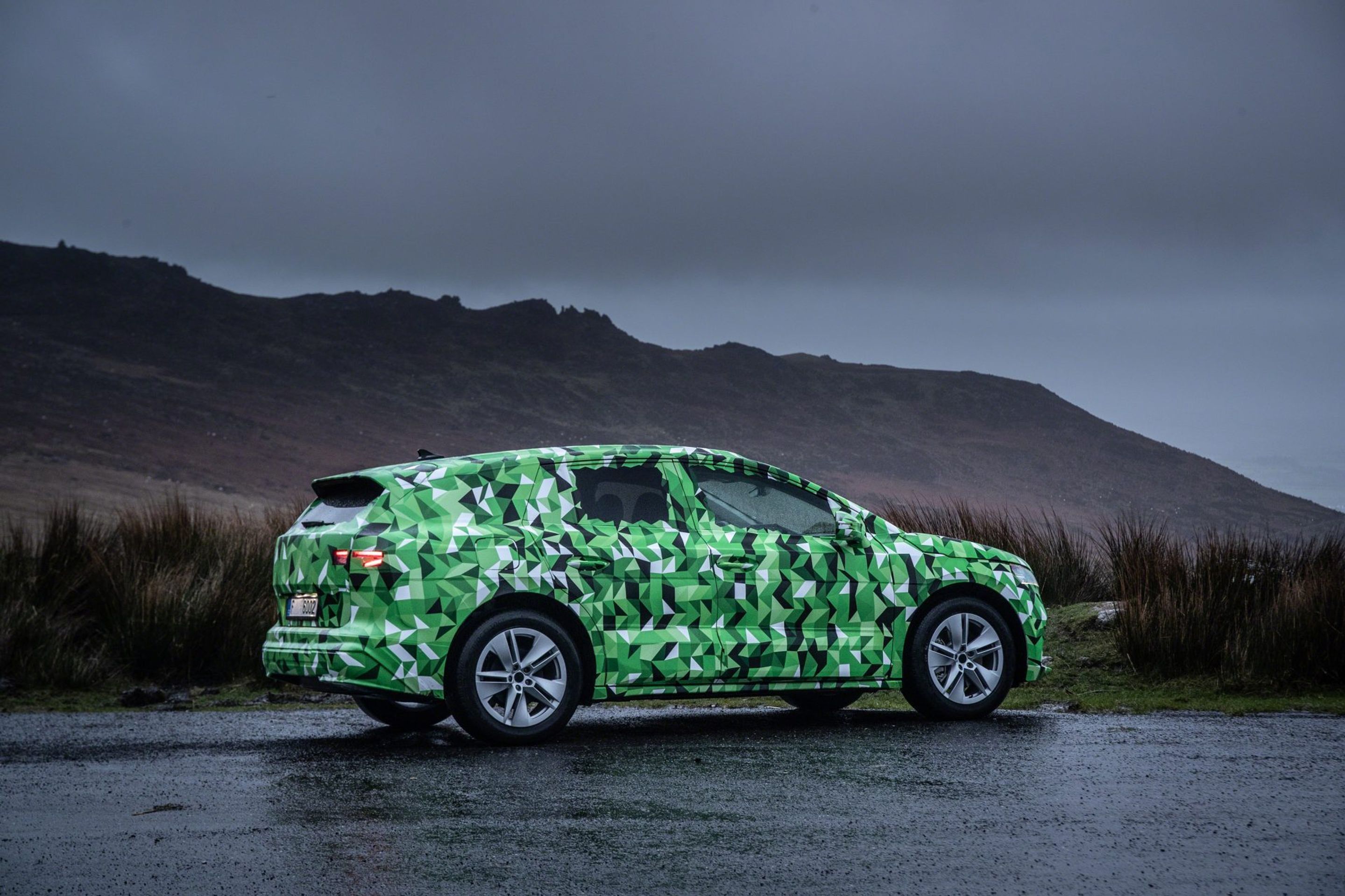Škoda Enyaq iV - 36 - Fotogalerie: Zamaskovaný prototyp elektrického crossoveru Škoda Enyaq (14/20)