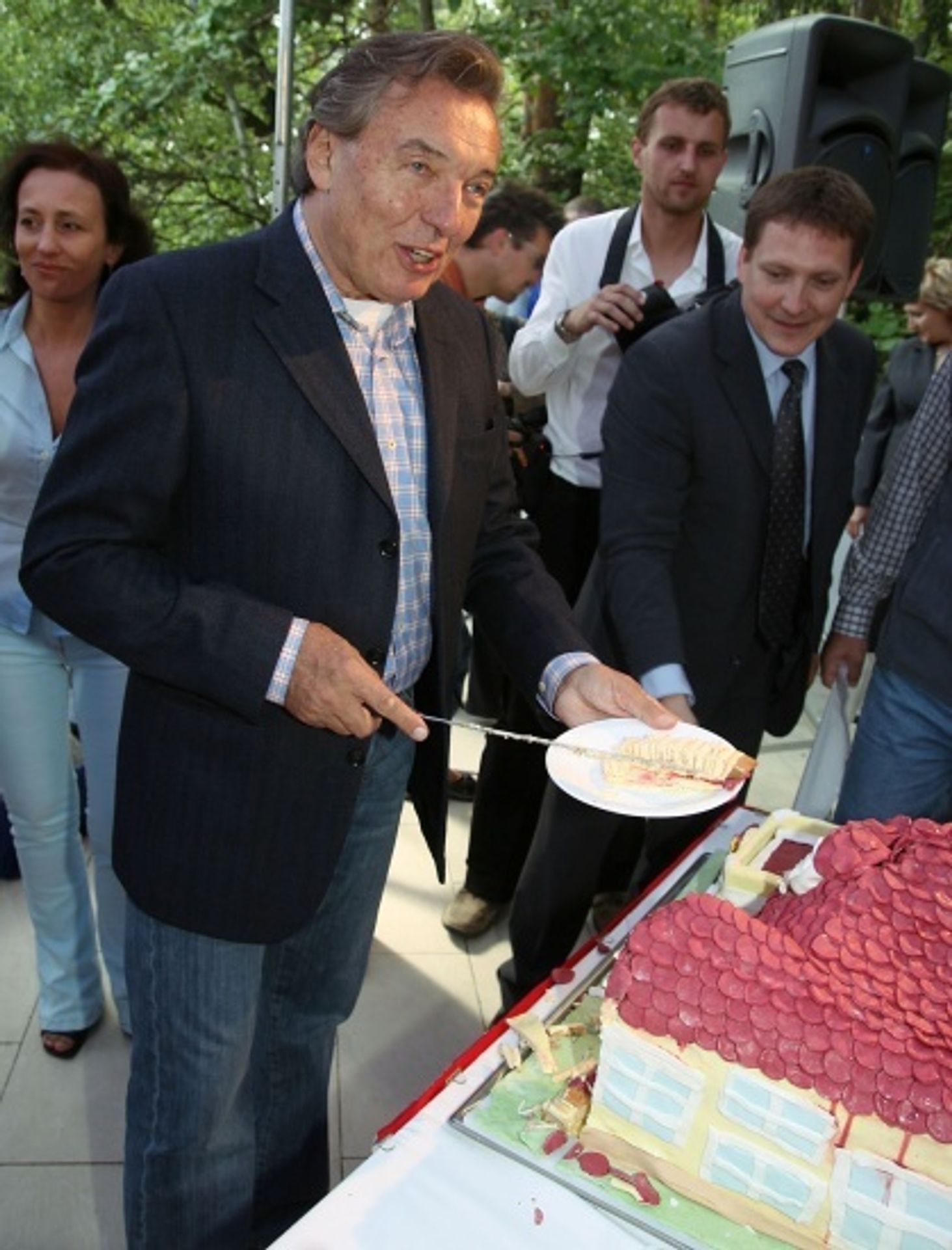 Karel Gott nakrojil dort - Gott zasadil višeň a rozřezal Gottland (3/3)