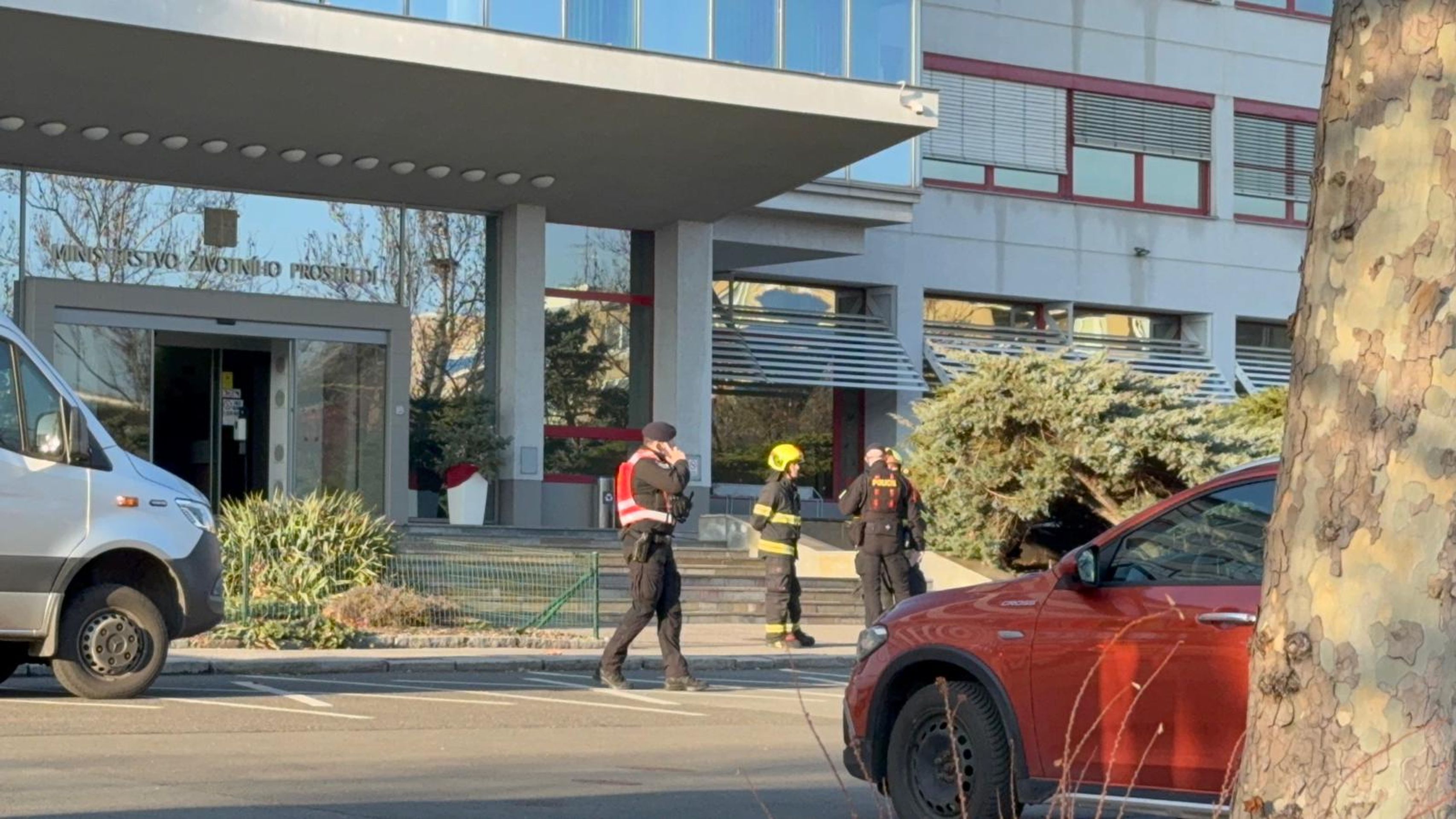 Evakuace budovy ministerstva životního prostředí - Evakuace budovy ministerstva životního prostředí (5/9)