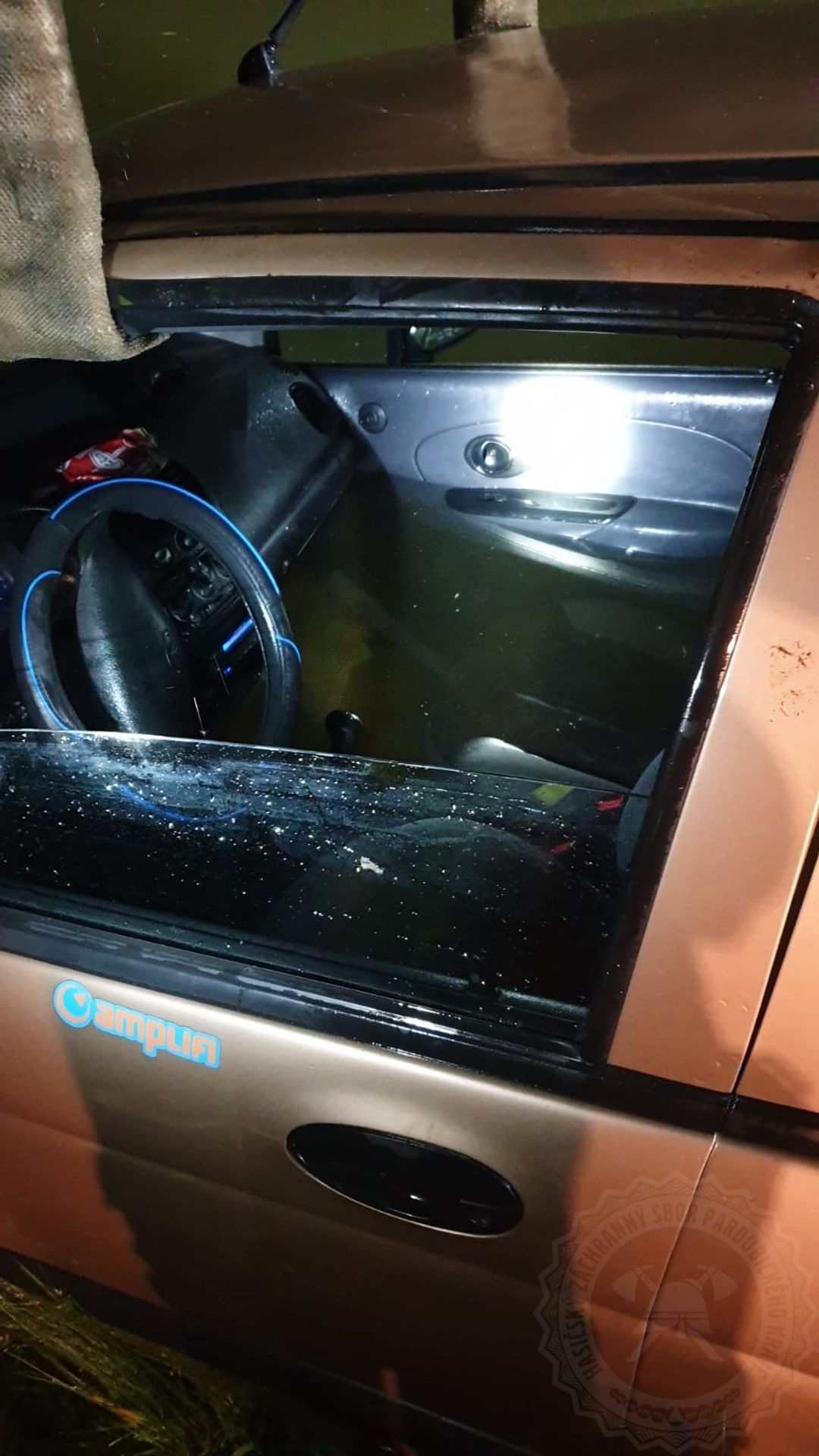 Auto skončilo ve vodě - 8 - GALERIE: Hasiči lovili auto z vody (3/10)