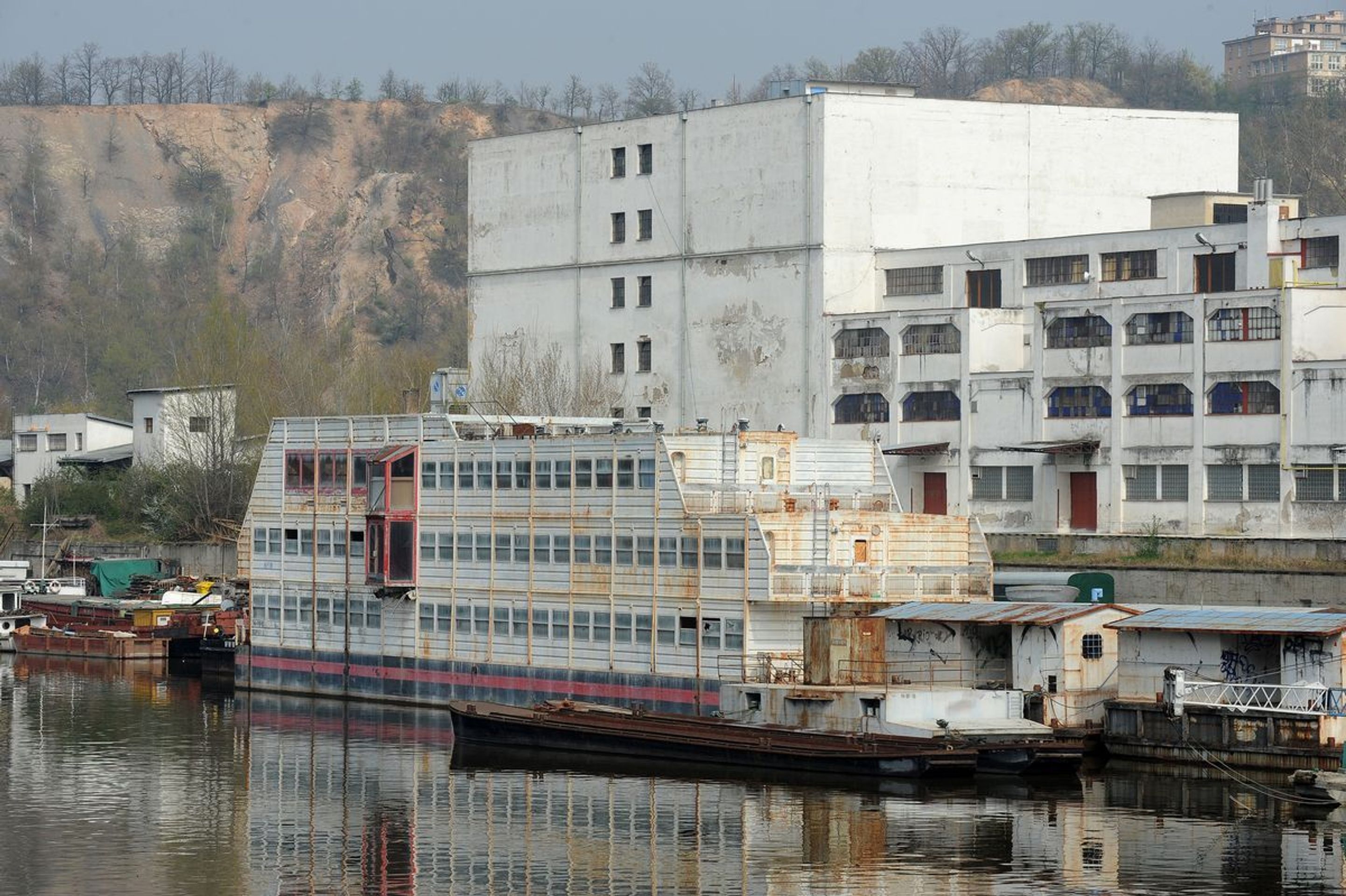 Opuštěný botel v pražské Libni - 9 - GALERIE: Opuštěný botel v pražské Libni (2/10)