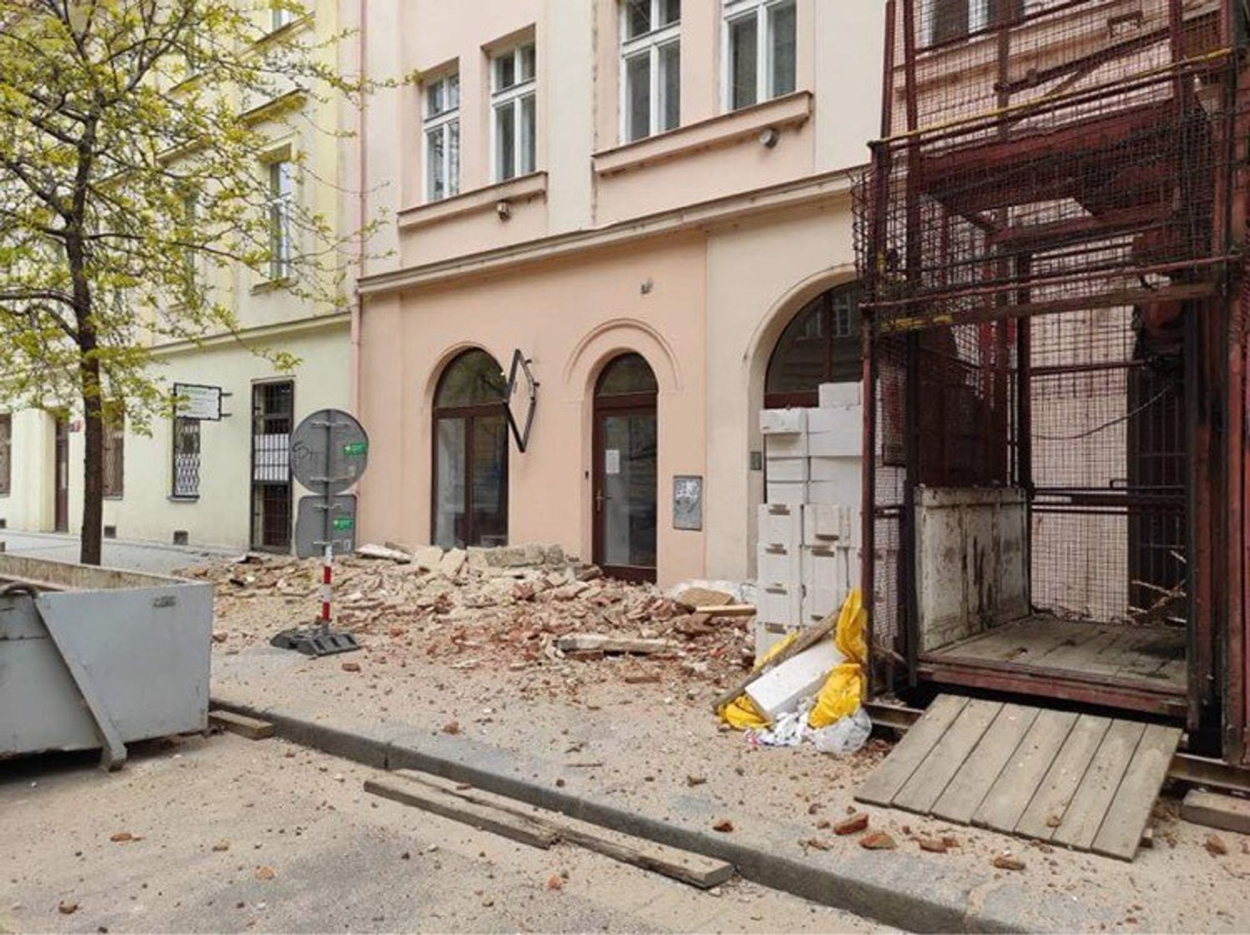 Pád římsy - 1 - GALERIE: Utržená římsa v Praze (9/9)