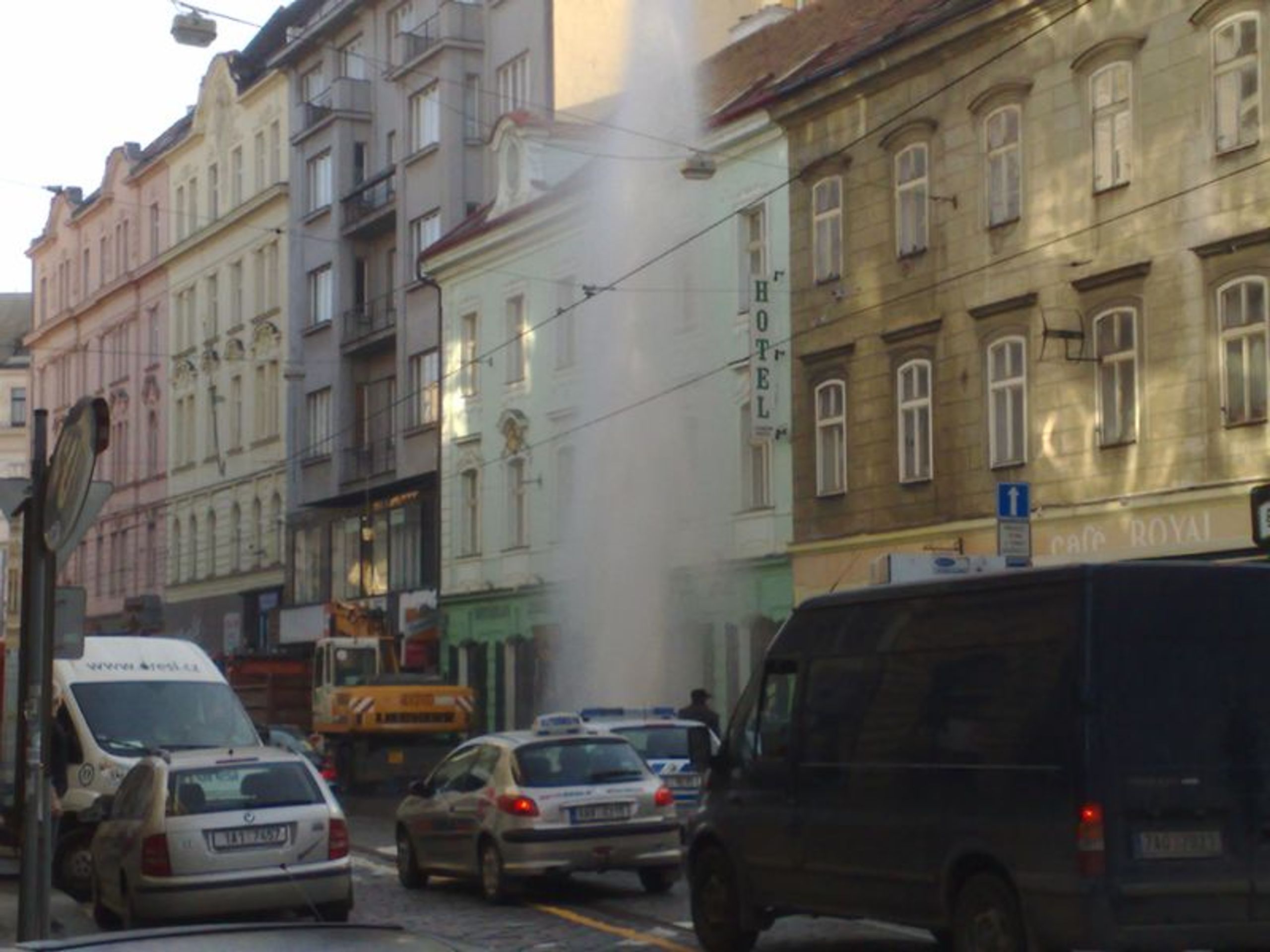 Překopnutý hydrant v Myslíkově ulici-3 - GALERIE: Překopnutý vodovod (2/10)