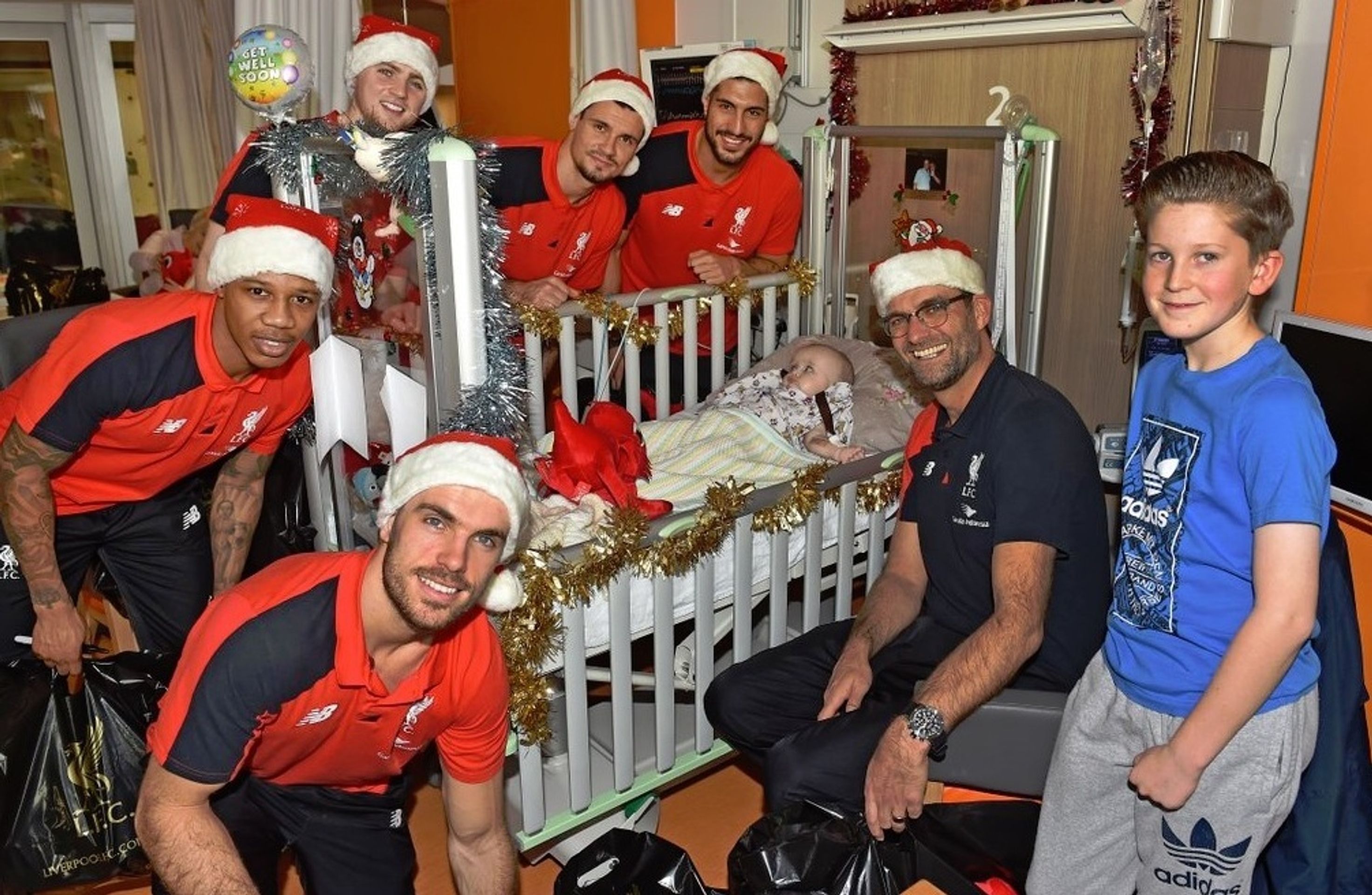 Fotbalisté Liverpoolu navštívili nemocné děti - 4 - GALERIE: Fotbalisté Liverpoolu navštívili děti v nemocnici (1/4)