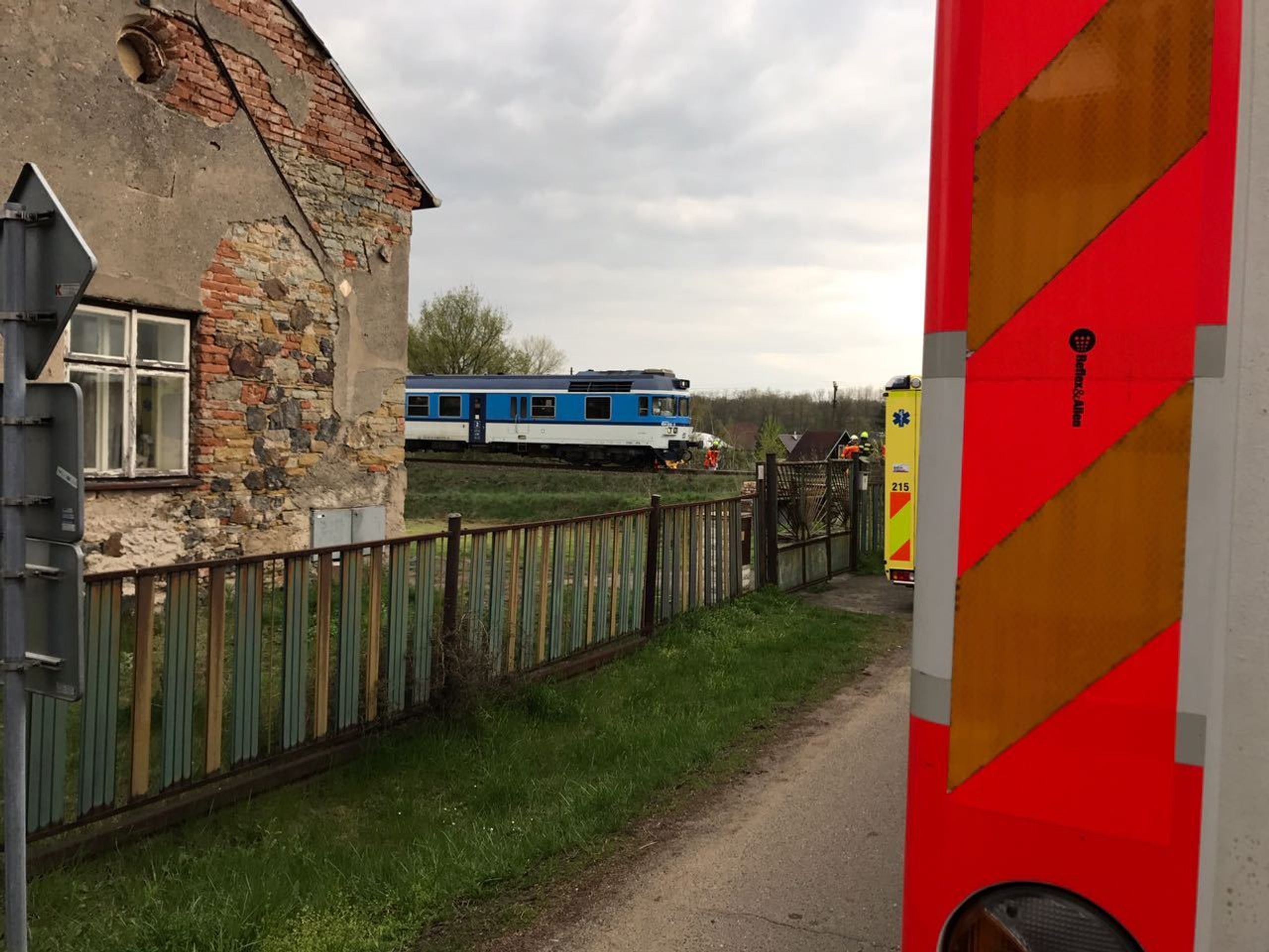 Dvě děti na kolejích v Mlékojedech srazil vlak - 3 - GALERIE: Tragédie na přejezdu u Neratovic (3/17)
