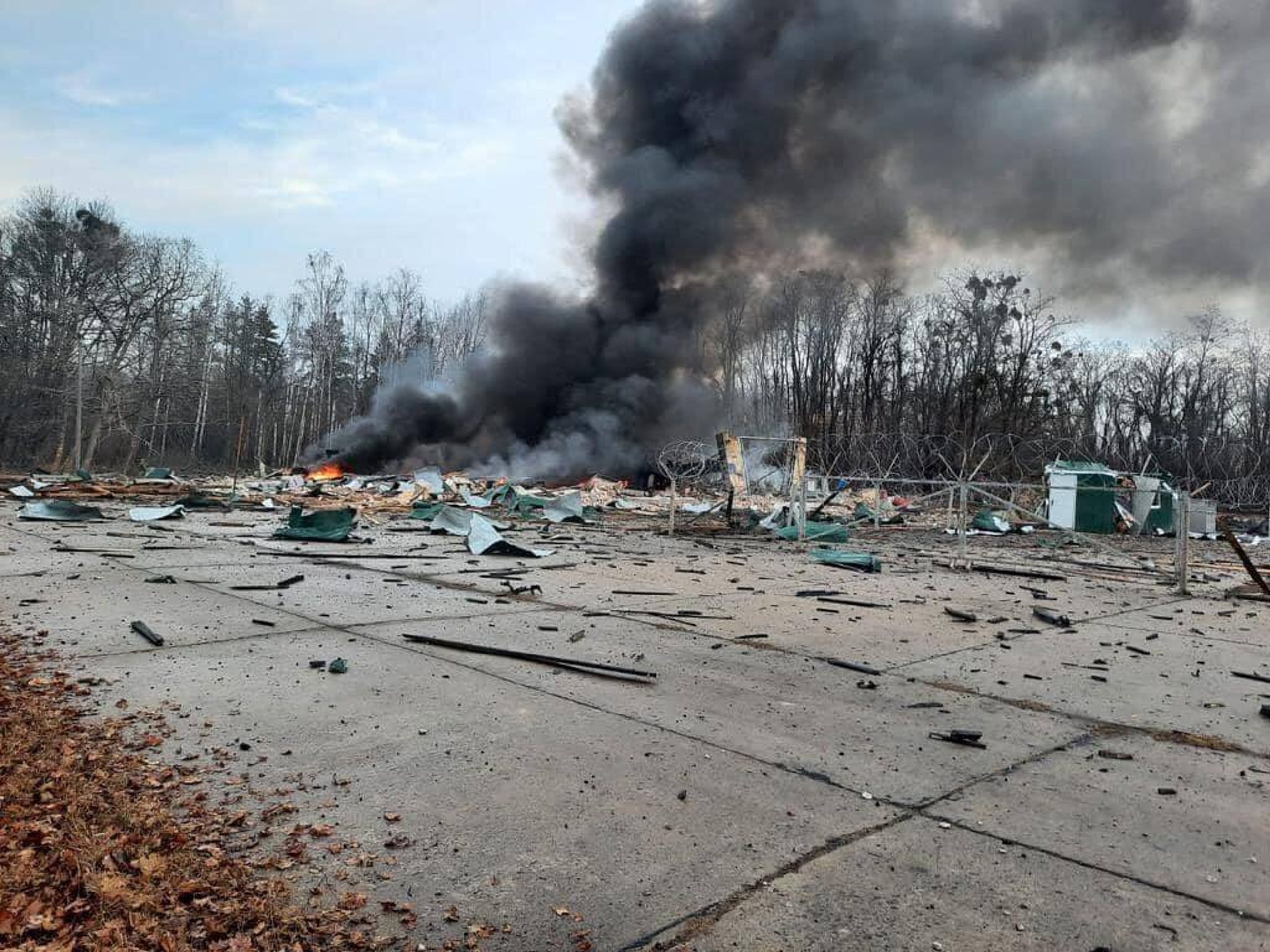 Ostřelování objektů pohraniční služby v oblasti Kyjeva - Druhý den války na Ukrajině (16/24)