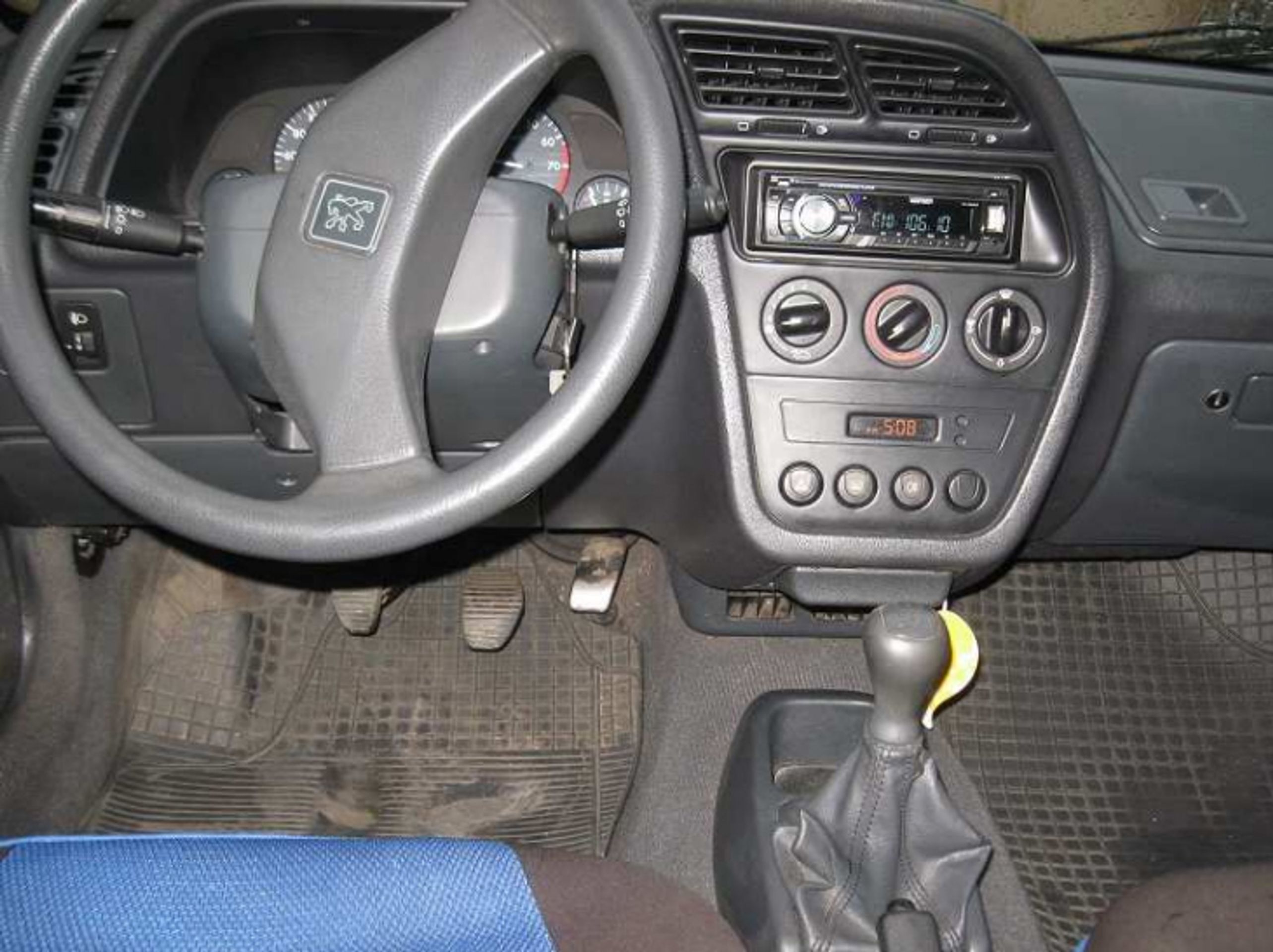 Dražba - Peugeot 306 (benzin), Vyvolávací cena: 5.000,- - GALERIE: Dražba motorových vozidel (23/51)