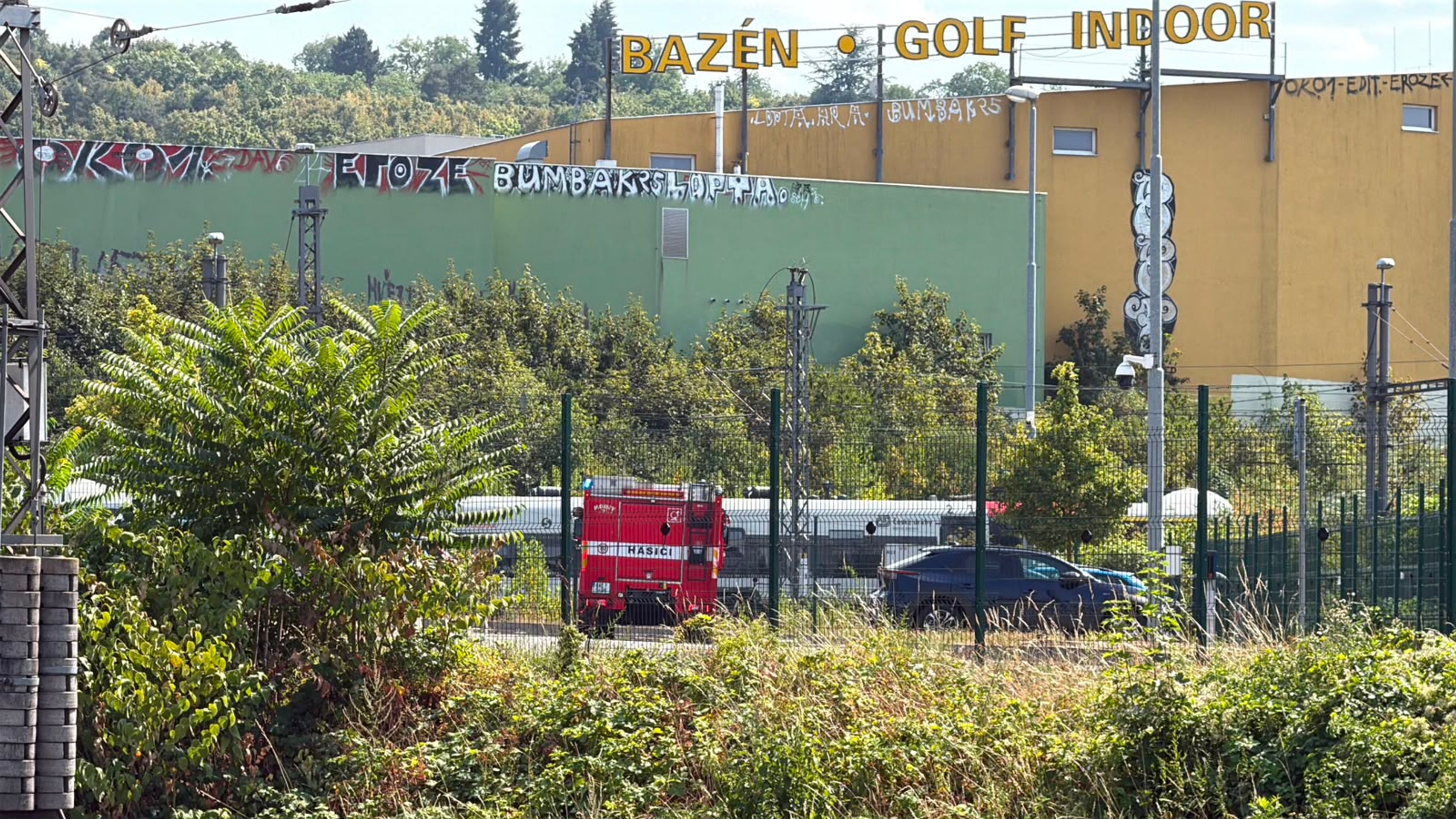 Skok z jedoucího vlaku - Žena v Praze měla vyskočit z jedoucího vlaku (2/5)