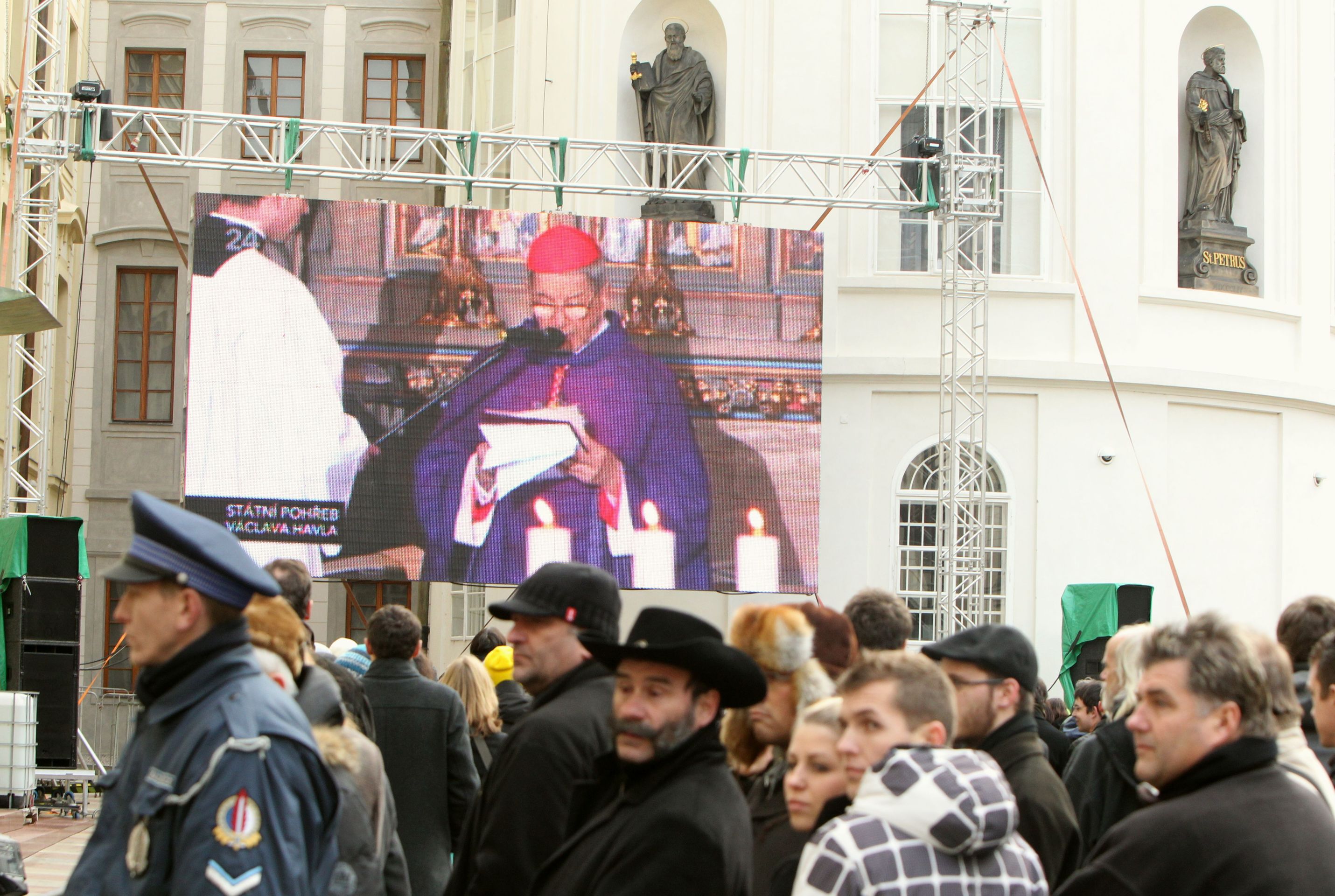 Václav Havel - ROZLOUČENÍ - Hradčanské náměstí - Galerie náměstí (3/9)