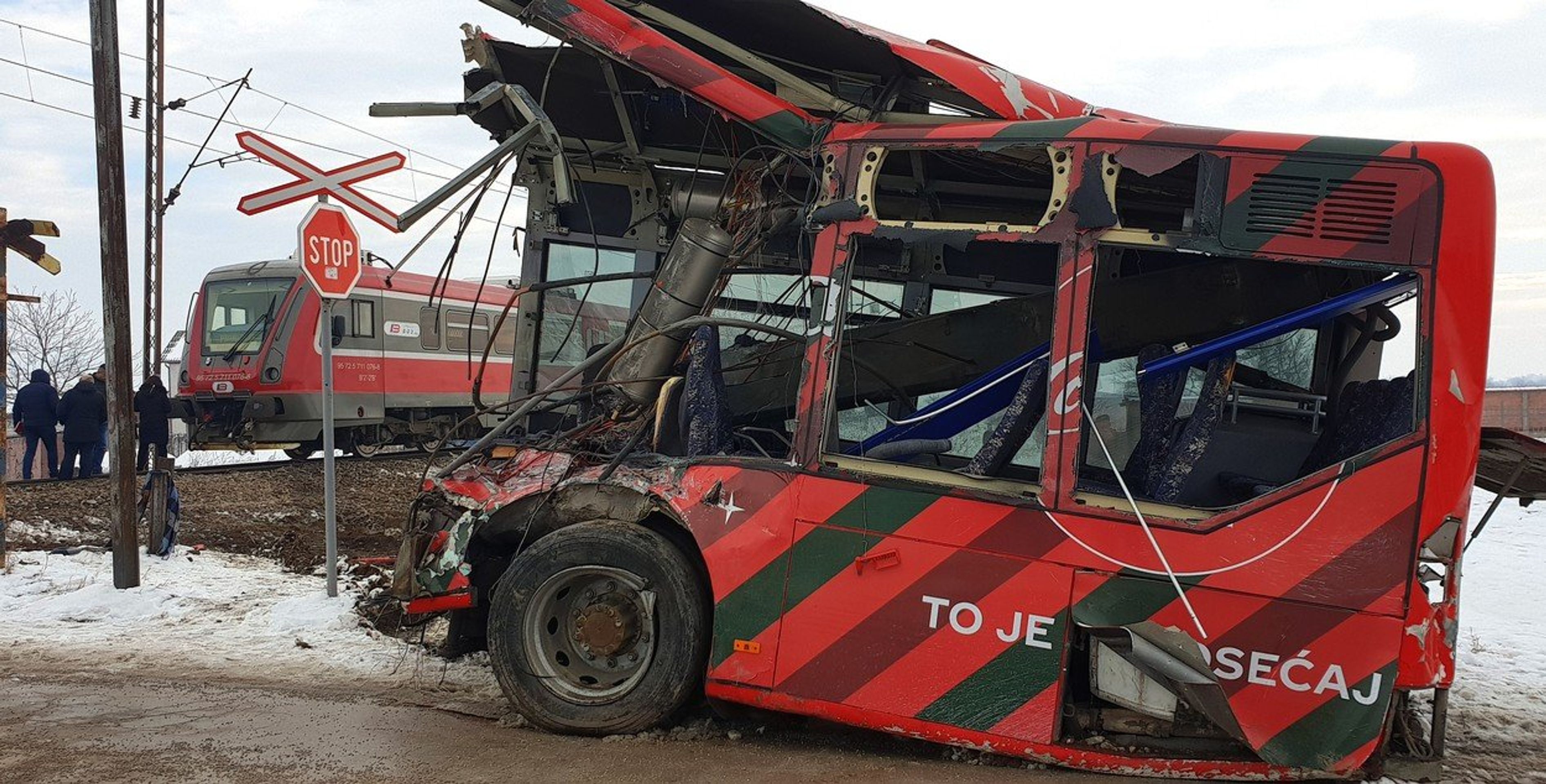 Pět mrtvých při srážce vlaku a autobusu v Srbsku - GALERIE: Pět mrtvých při srážce vlaku a autobusu v Srbsku (3/5)
