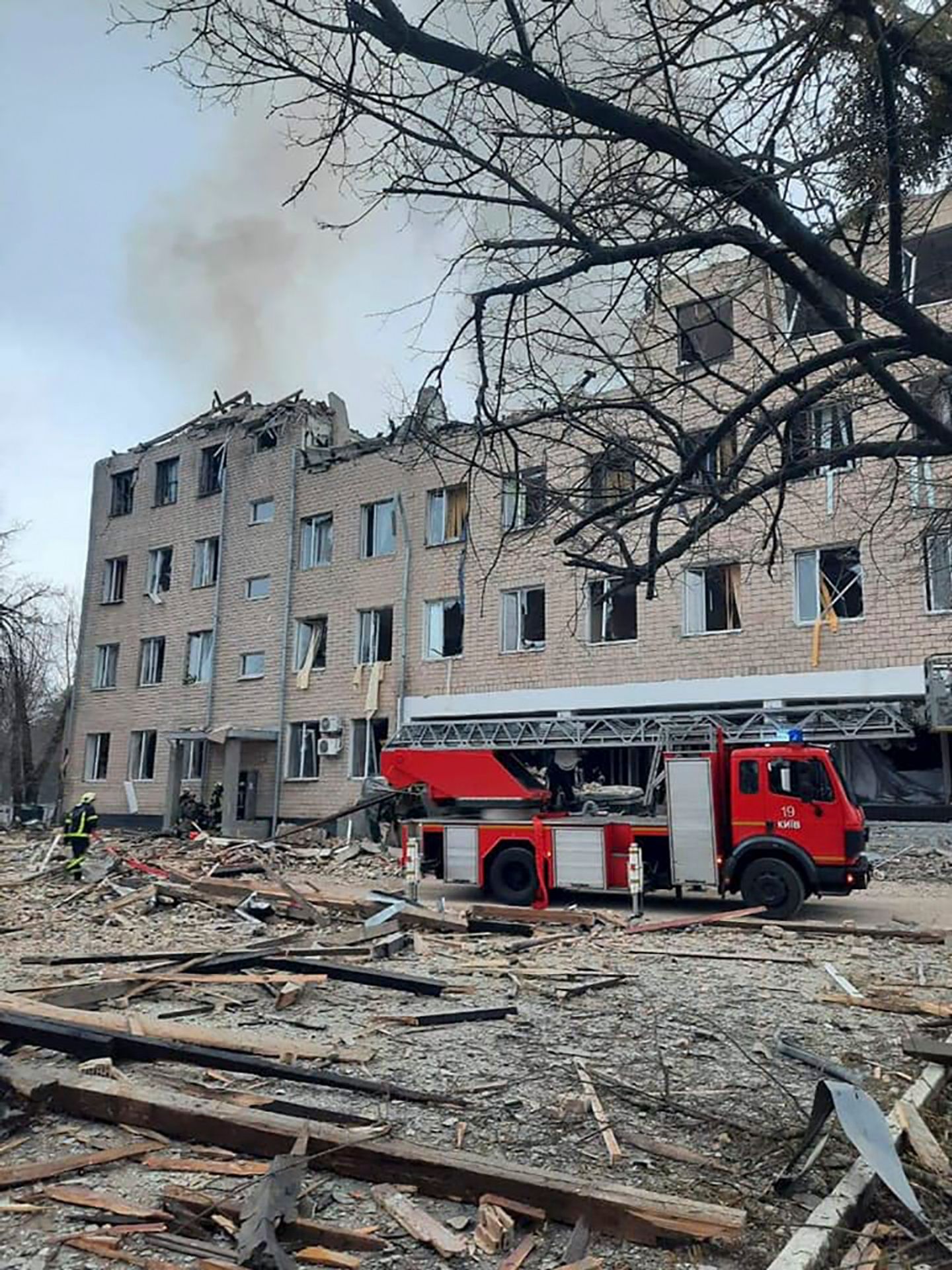 Budova vojenské jednotky v Kyjevě po útoku - Válka na Ukrajině (20/38)