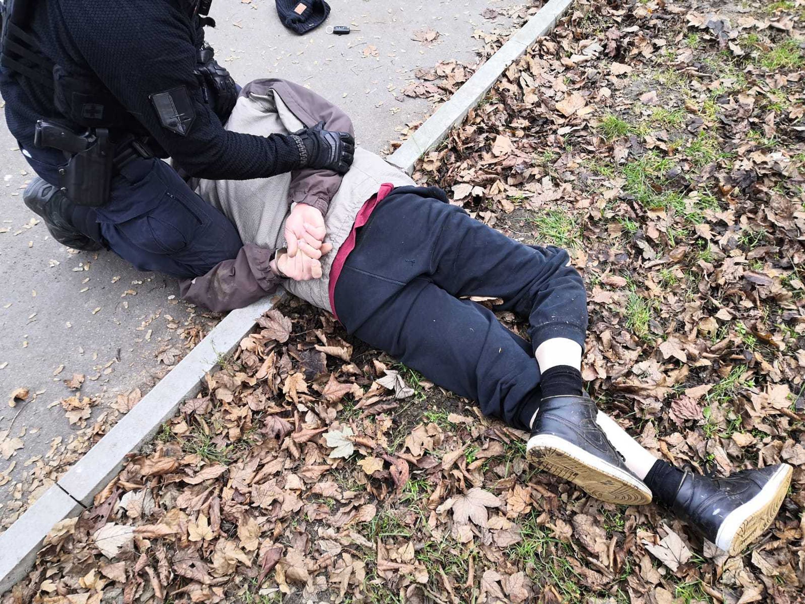 Zloděj chycen - 1 - GALERIE: Zloděj a policista (4/4)