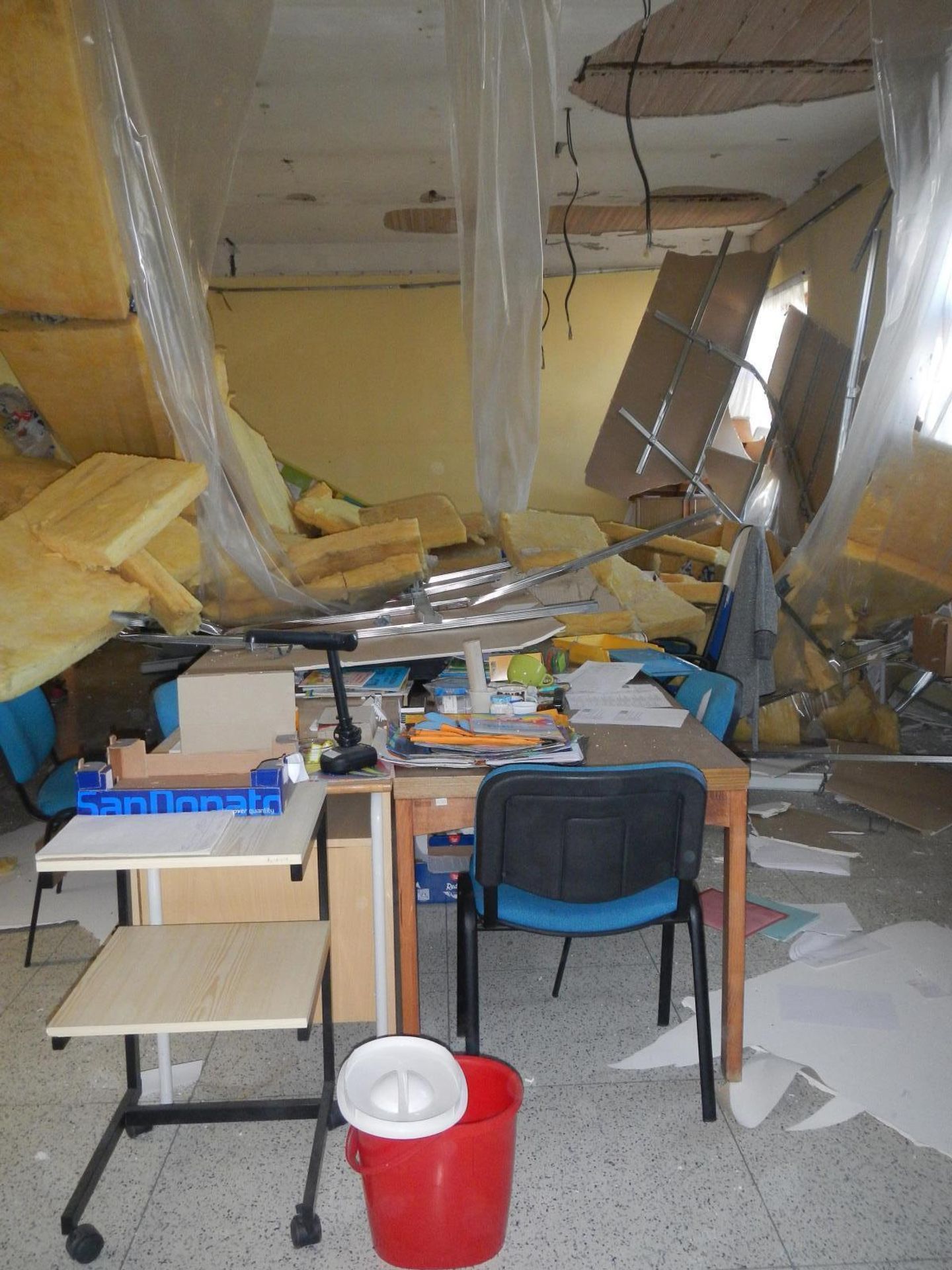 Ve škole se zřítila střecha - 2 - GALERIE: Ve škole se zřítila část střechy (2/3)