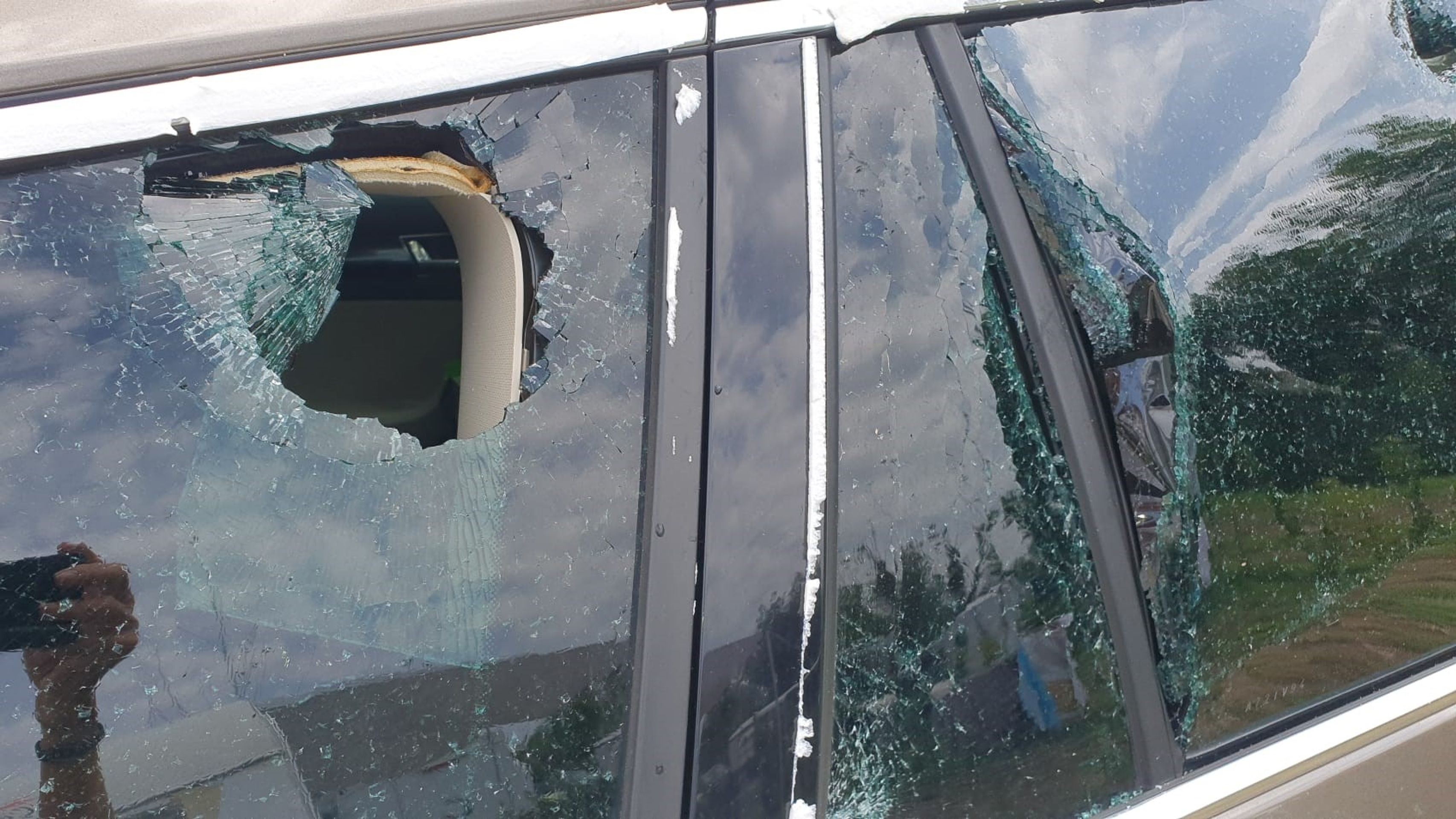 Kroupy zničily české rodině v Itálii auto - České rodině zničily auto kroupy (3/8)