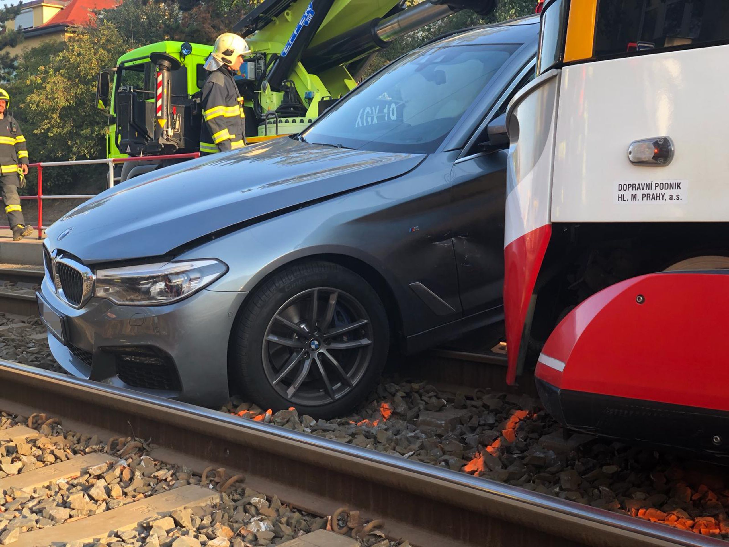Nehoda tramvaje a osobního auta v Praze - GALERIE: Nehoda tramvaje a osobního auta v Praze (5/5)