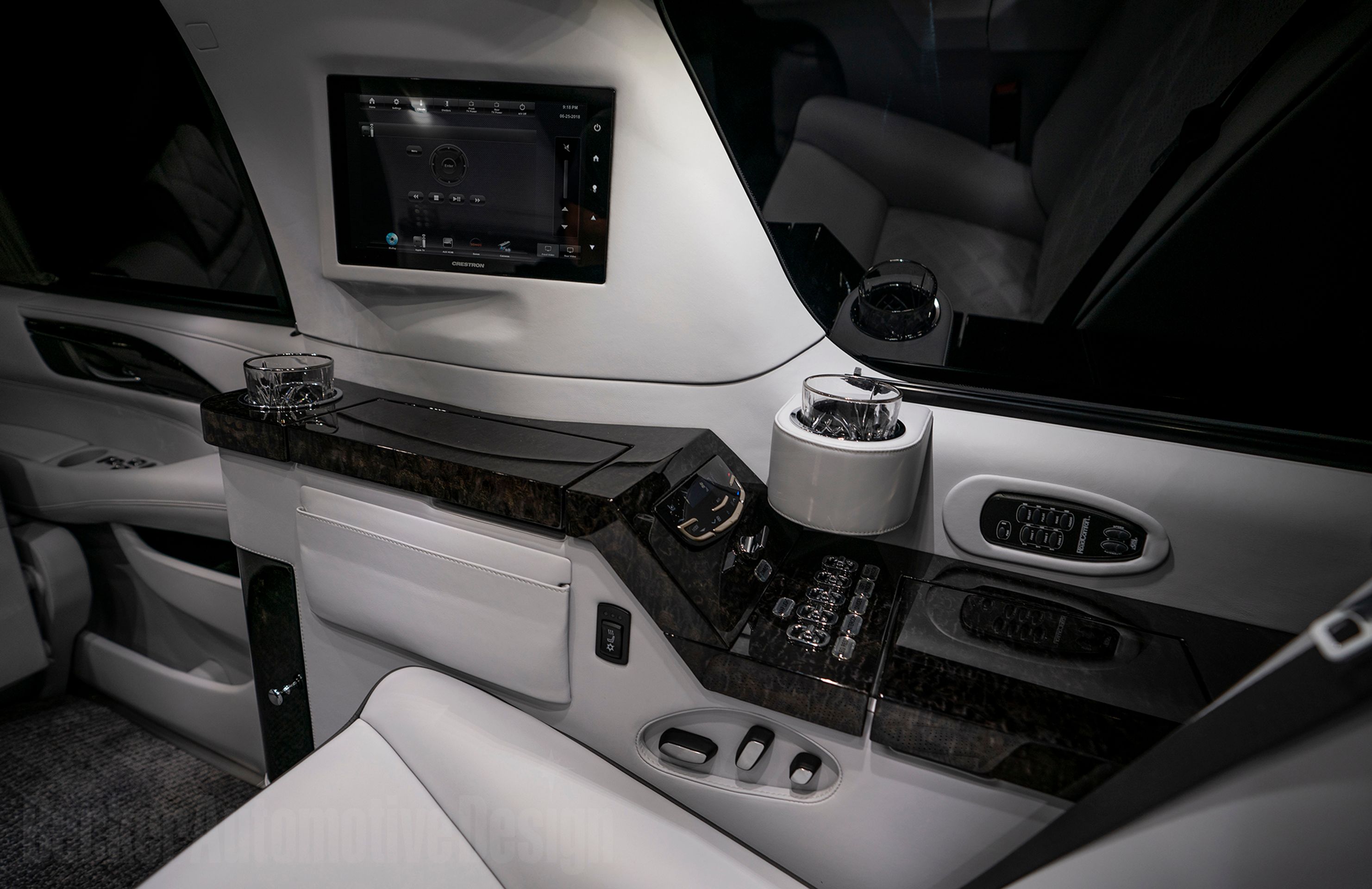 Sylvester Stallone prodává luxusní Cadillac Escalade ESV - 26 - Fotogalerie: Stallone prodává luxusní limuzínu, sám ji navrhoval (13/15)