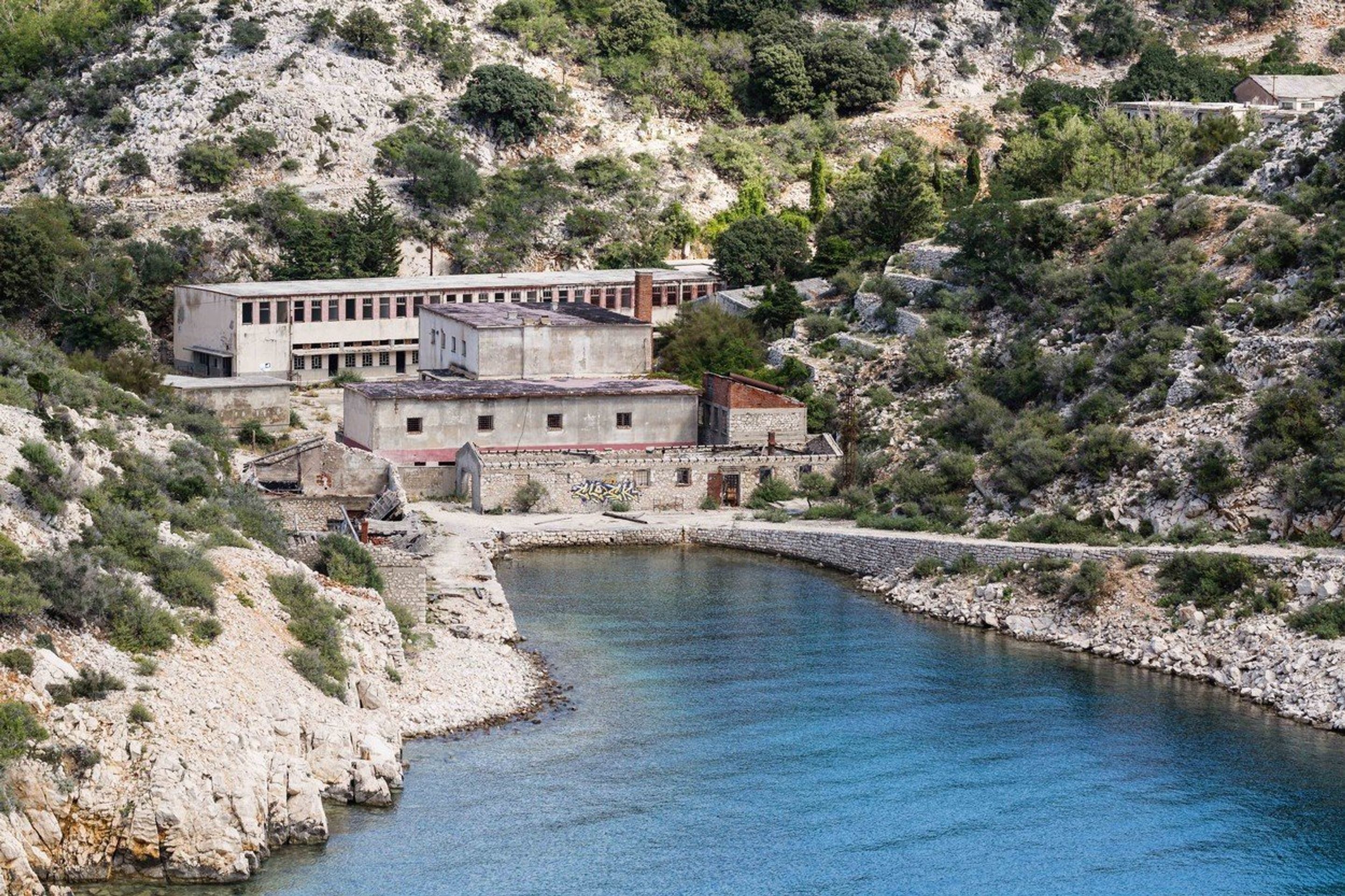 Chorvatská věznice Goli Otok - 3 - GALERIE: Opuštěná chorvatská věznice Goli otok (8/8)