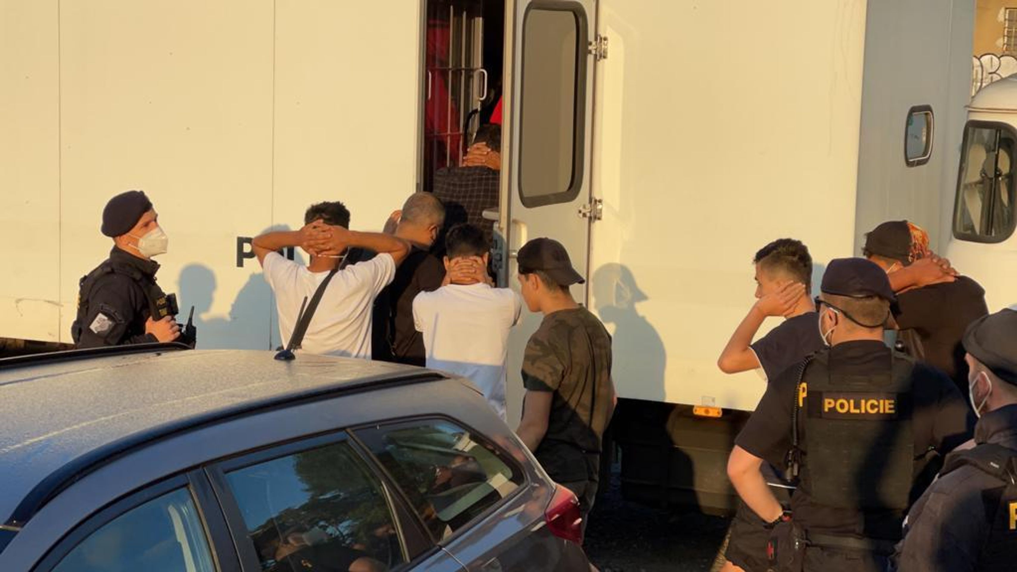 Dodávka s migranty ujížděla policii - 18 - GALERIE: Migranti utíkali před policií (9/26)