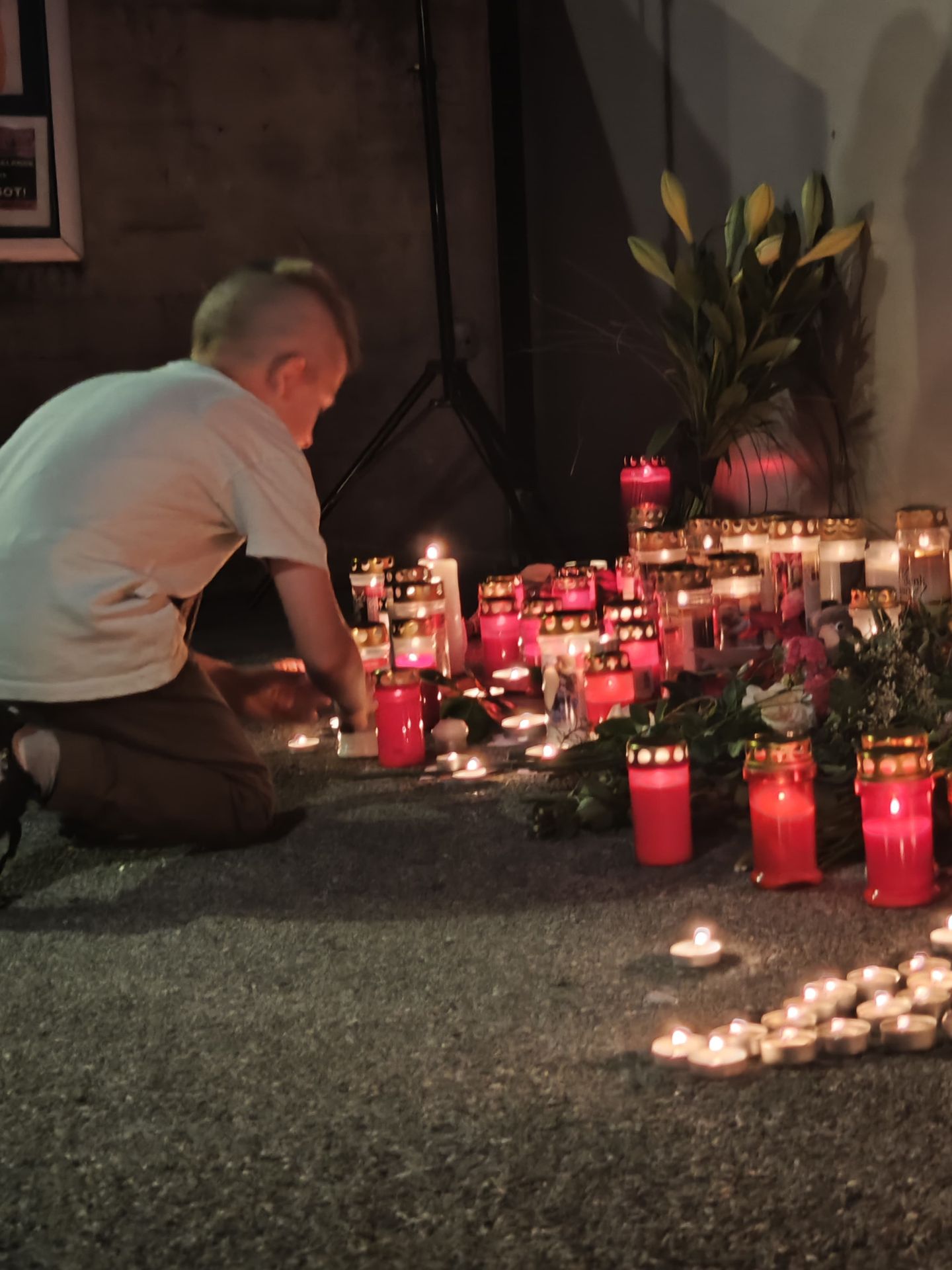 Lidé se schází na pietní místo za oběti střelby, 10. 6. 2025 (4) - Střelba na škole v Rakousku (8/15)