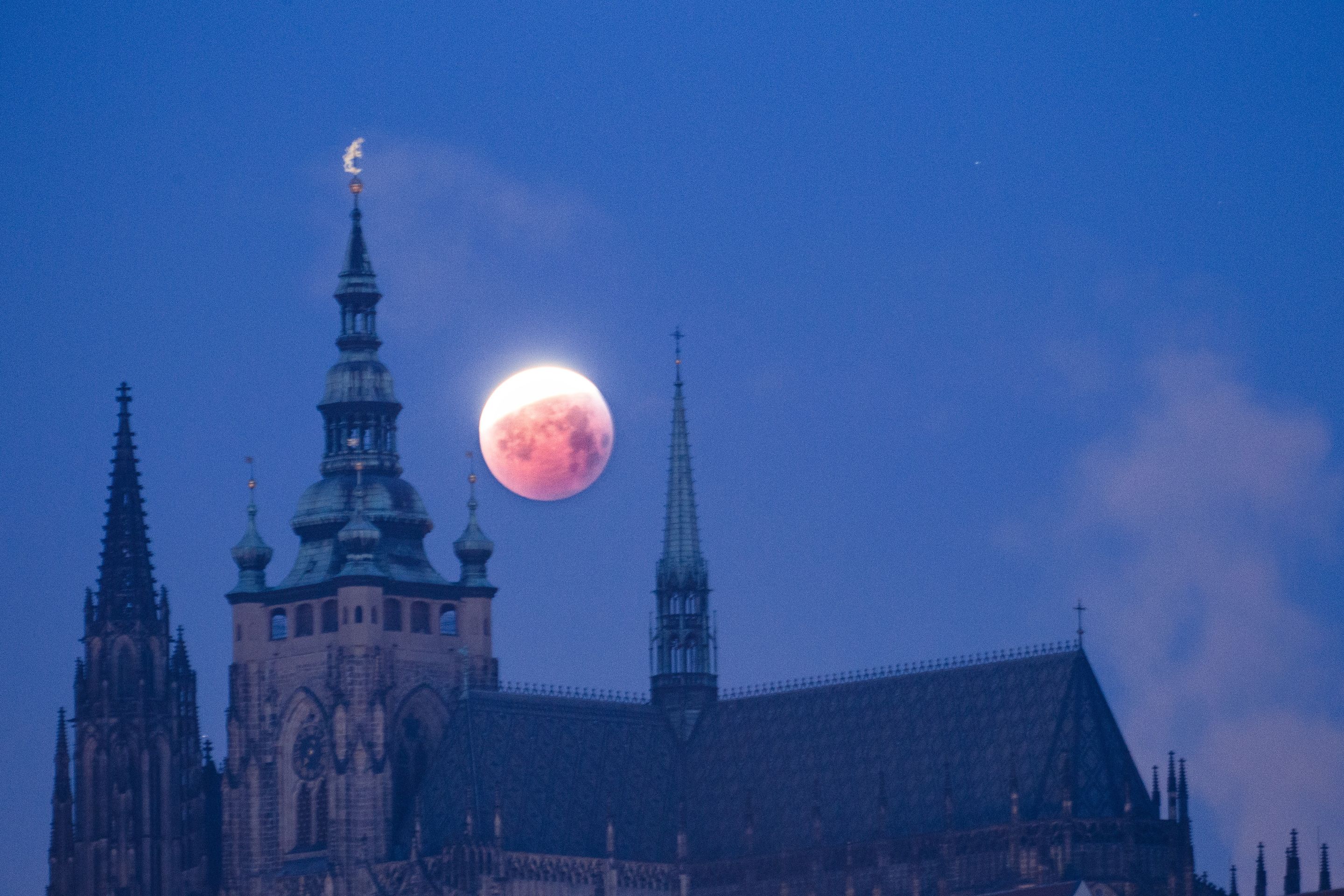 Úplné zatmění Měsíce 2019 nad Prahou - GALERIE: Úplné zatmění měsíce 2019 (5/15)