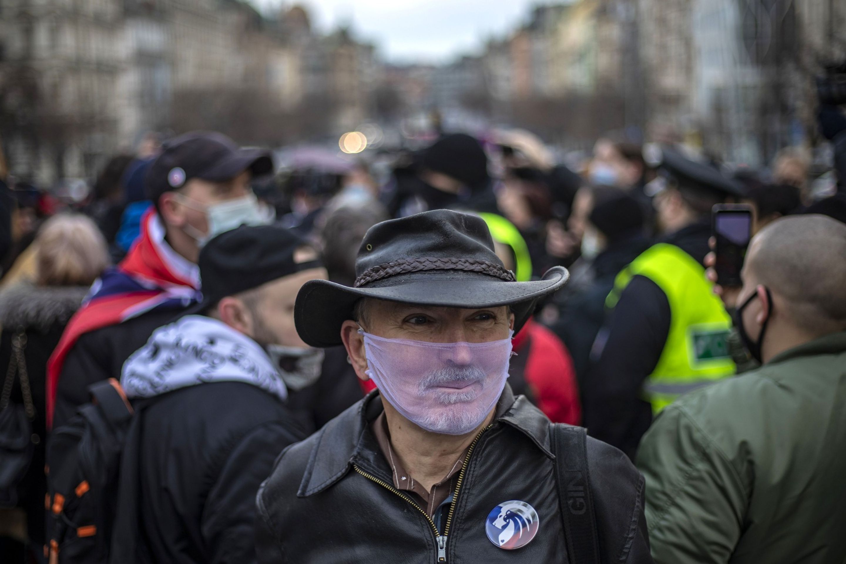 Demonstrace za Trumpa v Praze - 1 - GALERIE: Protestující v Praze měli na prsou židovské hvězdy (4/7)