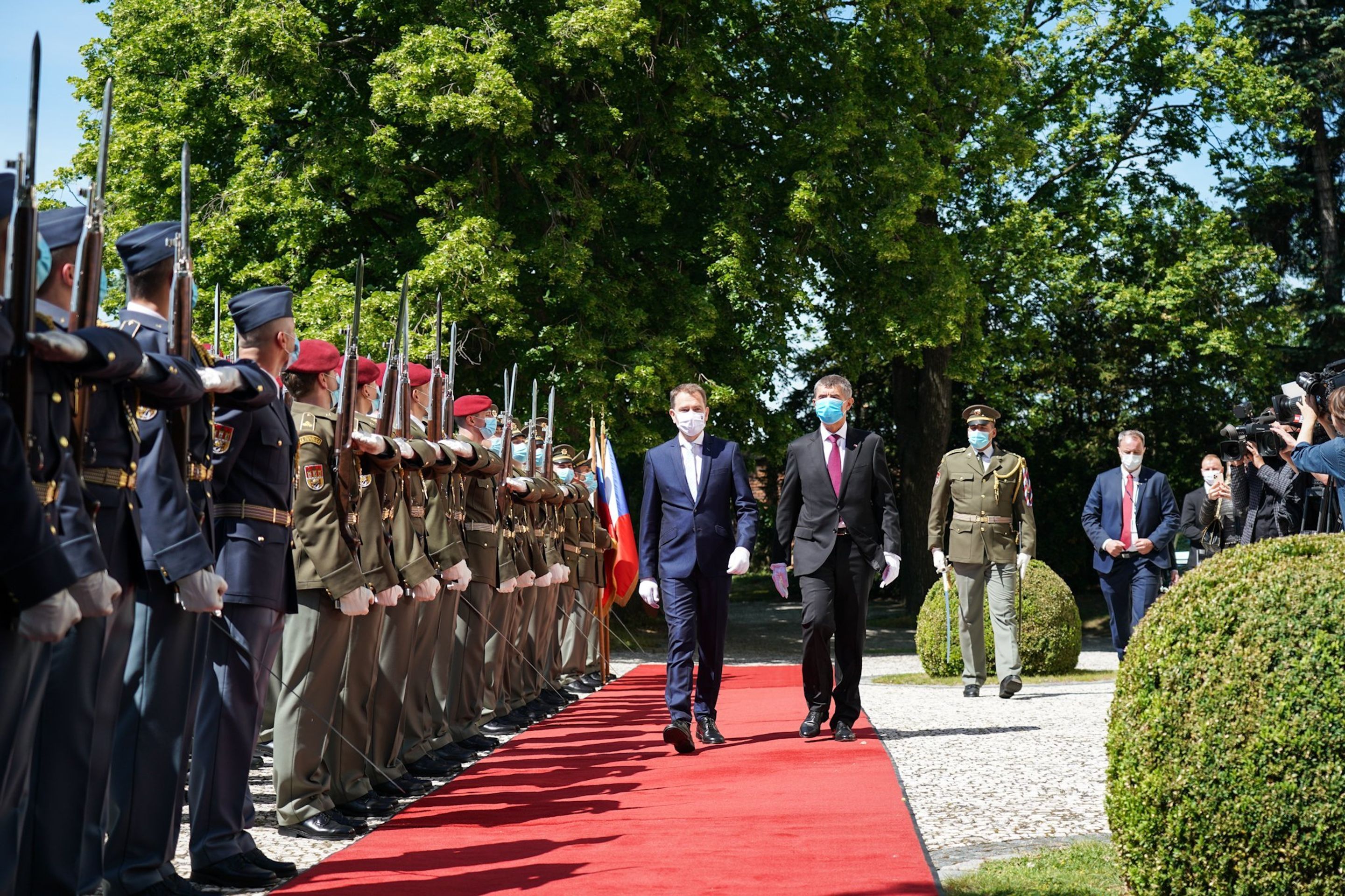 Premiér Andrej Babiš slavnostně přivítal slovenského premiéra Igora Matoviče v Kramářově vile - 3 - GALERIE: Premiér Andrej Babiš slavnostně přivítal slovenského premiéra Igora Matoviče v Kramářově vile (3/3)