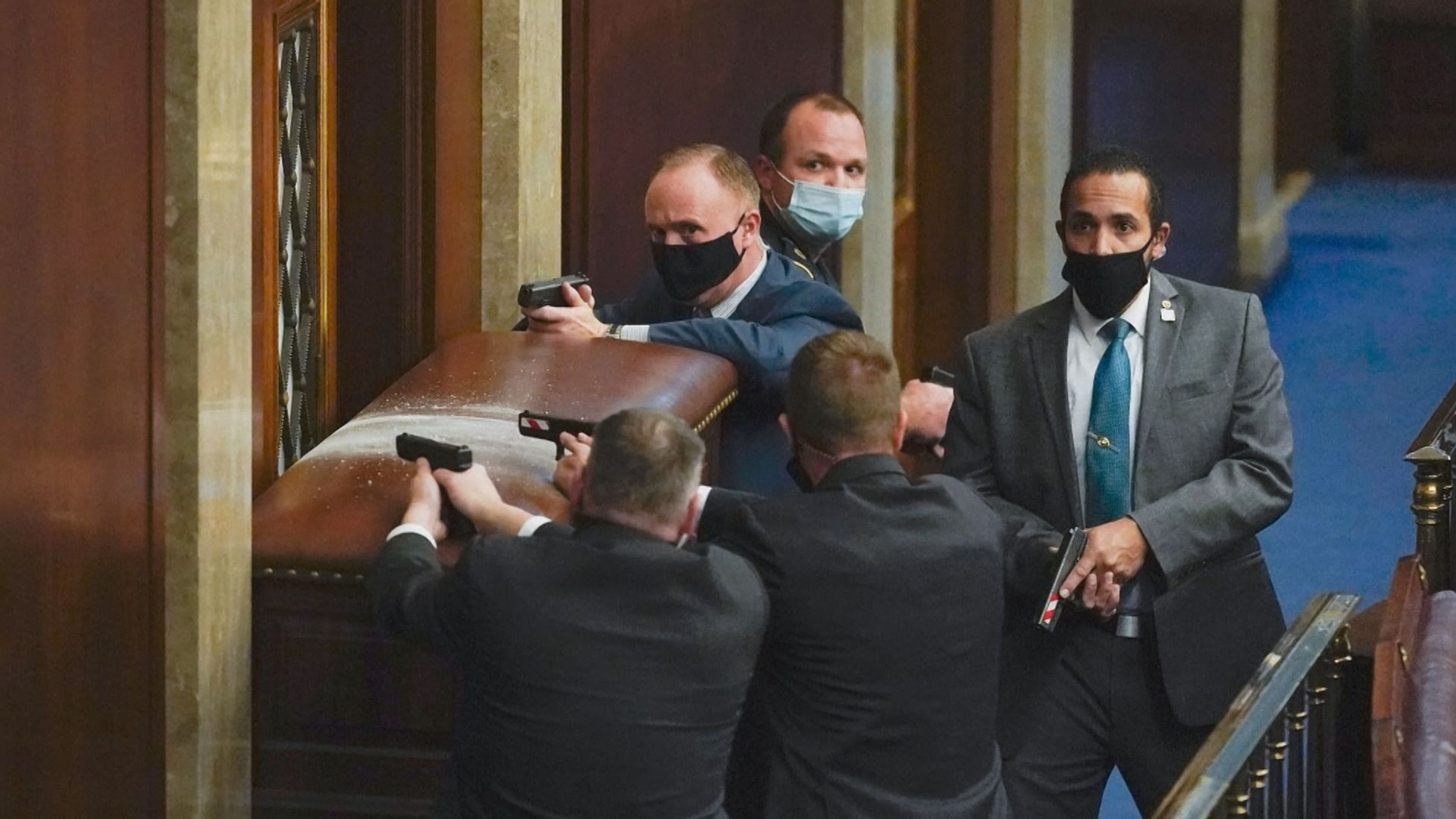 Příznivci Trumpa násilím vnikli do Kapitolu - 2 - GALERIE: Příznivci Trumpa násilím vtrhli do Kapitolu (9/16)