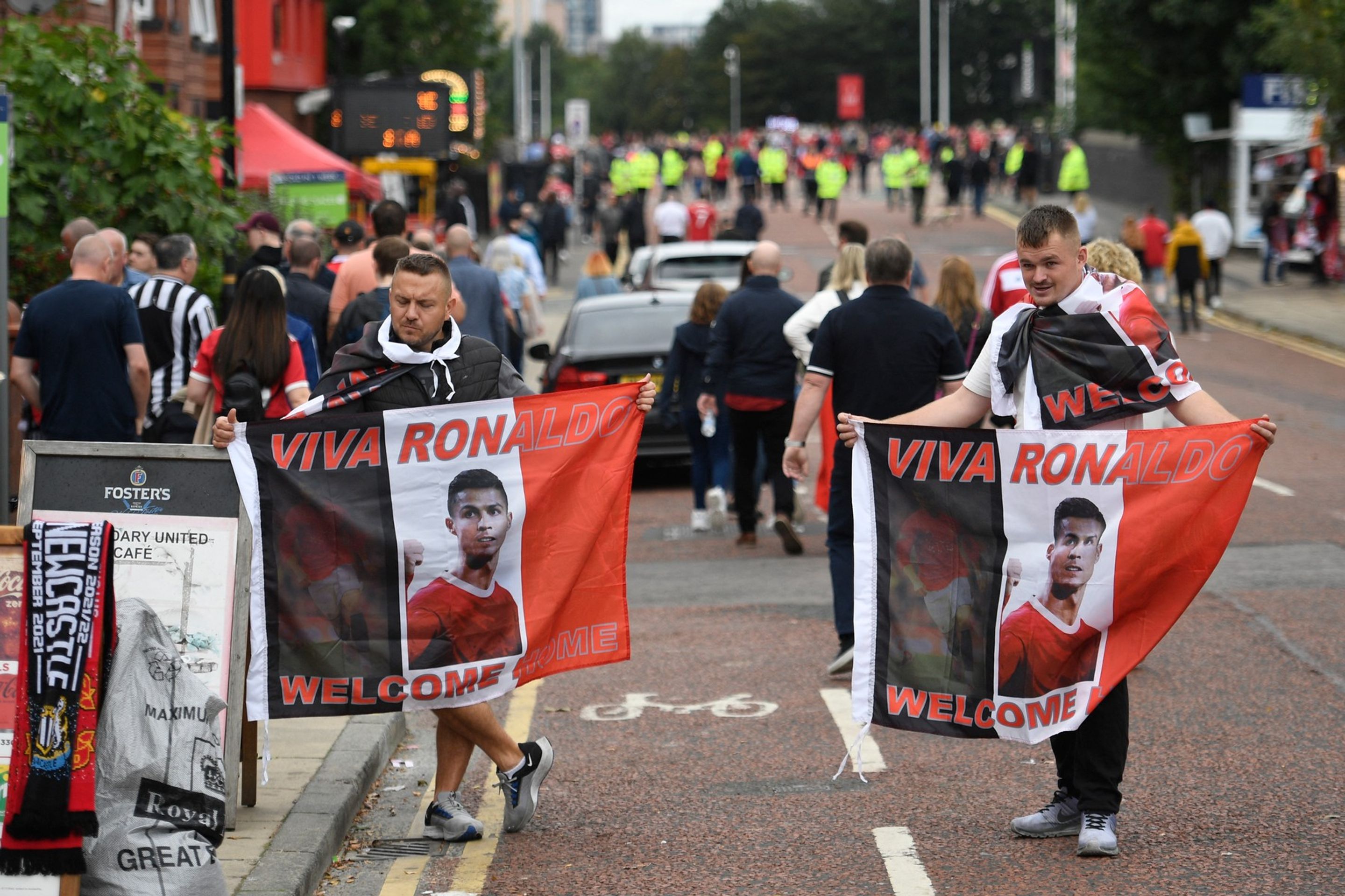 Fanoušci Manchesteru United - Na Ronalda před Old Trafford čekaly zástupy fanoušků (6/7)