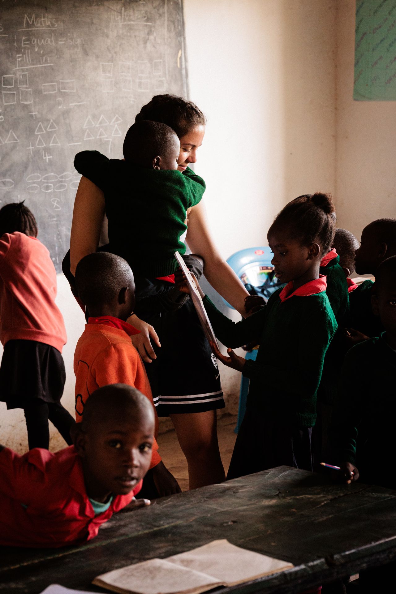 Kateřina Herodesová s keňskými dětmi ze školy Rael - Redaktorka TN.cz Kateřina Herodesová pomáhá v africké škole (4/13)